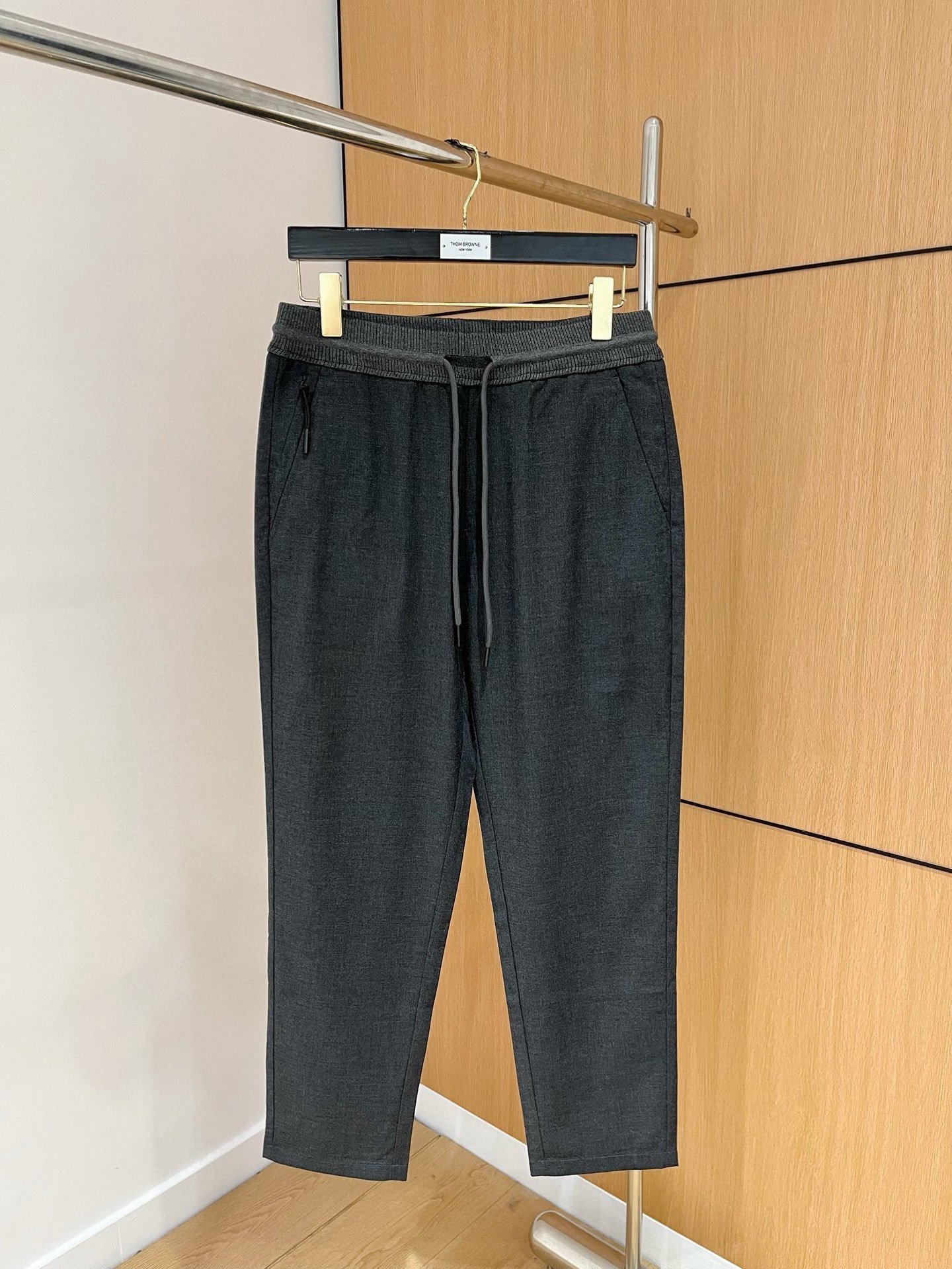 NO:502373,Top quality>Office official website is released simultaneously! All accessories are customized for original products, and the trading company's genuine product orders. High-end custom imported fabrics are extracted from natural plant fibers. They are thinner than ordinary cotton fabrics. They feel soft and comfortable to wear. They are not easy to irritate the skin. The fabric is hygroscopic and breathable. Size: 48-56,,alexander wang19860909顶级品质>专柜官网同步发售！辅料全部原版定制出品,贸易公司真品订单.高级定制进口面料,以天然植物纖維提炼出来,比一般棉织物轻薄 手感柔软,穿着舒适 完全不易有刺激皮肤 面料吸湿性、透气性良好 尺码: 48-56,,alexander wang,Men's clothing