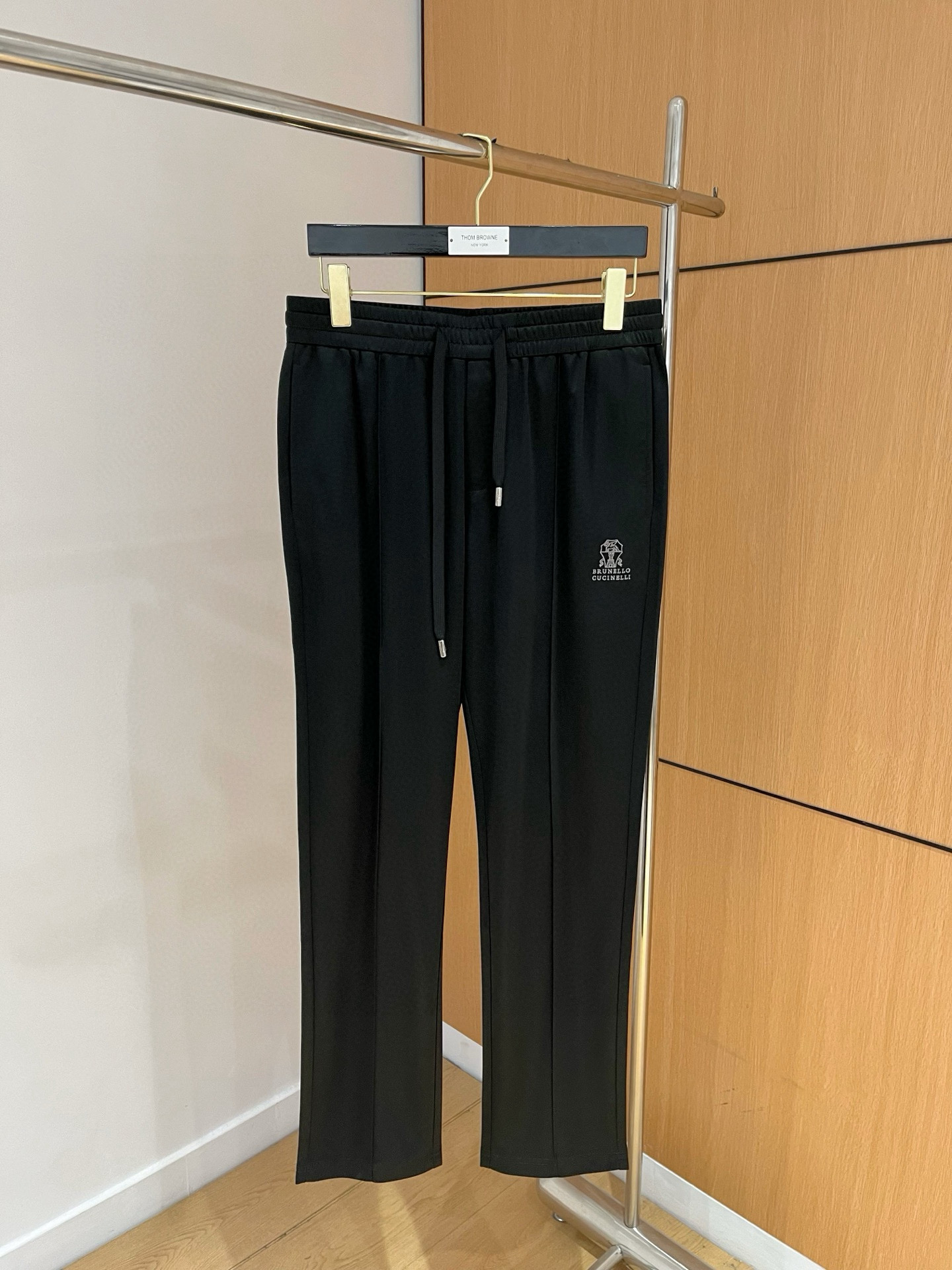 NO:510397,Top quality>Office official website is released simultaneously! All accessories are customized for original products, and the trading company's genuine product orders. High-end custom imported fabrics are extracted from natural plant fibers. They are thinner than ordinary cotton fabrics. They feel soft and comfortable to wear. They are not easy to irritate the skin. The fabric is hygroscopic and breathable. Size: 48-56,,alexander wang19860909顶级品质>专柜官网同步发售！辅料全部原版定制出品,贸易公司真品订单.高级定制进口面料,以天然植物纖維提炼出来,比一般棉织物轻薄 手感柔软,穿着舒适 完全不易有刺激皮肤 面料吸湿性、透气性良好 尺码: 48-56,,alexander wang,Men's clothing