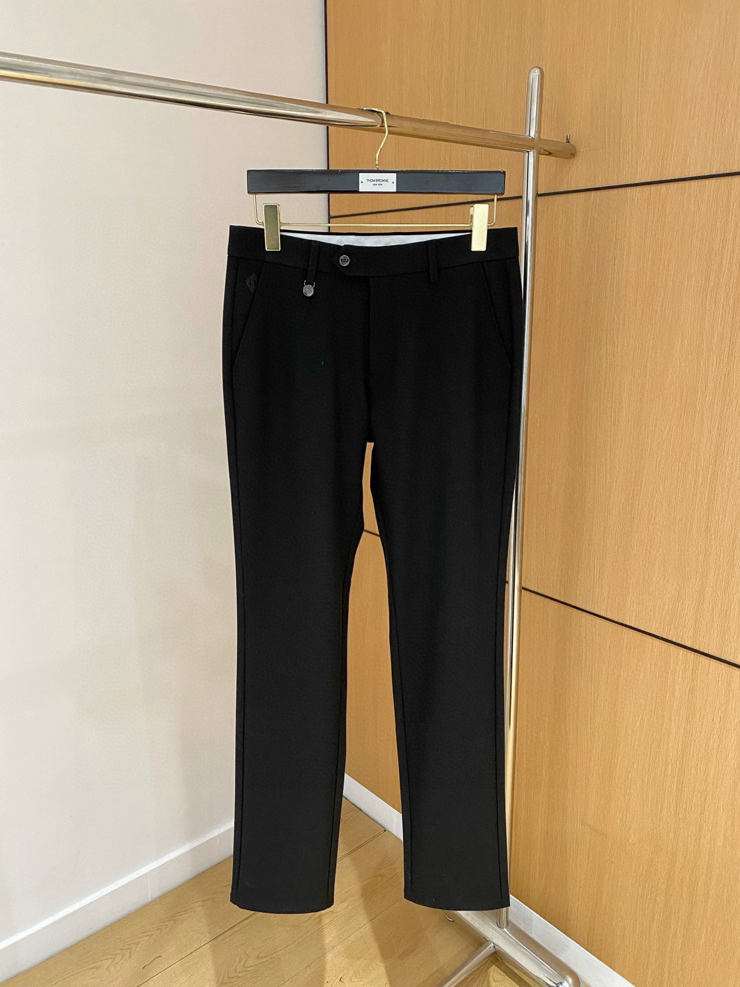 NO:511611,Top quality>Office official website is released simultaneously! All accessories are customized for original products, and the trading company's genuine products are ordered. High-end custom imported fabrics are extracted from natural plant fibers. They are thinner than ordinary cotton fabrics. They feel soft and comfortable to wear. They are not easy to irritate the skin. The fabric is hygroscopic and breathable. Size: 30-38 No 3537,,alexander wang19860909顶级品质>专柜官网同步发售！辅料全部原版定制出品,贸易公司真品订单.高级定制进口面料,以天然植物纖維提炼出来,比一般棉织物轻薄 手感柔软,穿着舒适 完全不易有刺激皮肤 面料吸湿性、透气性良好 尺码: 30-38无3537,,alexander wang,Men's clothing