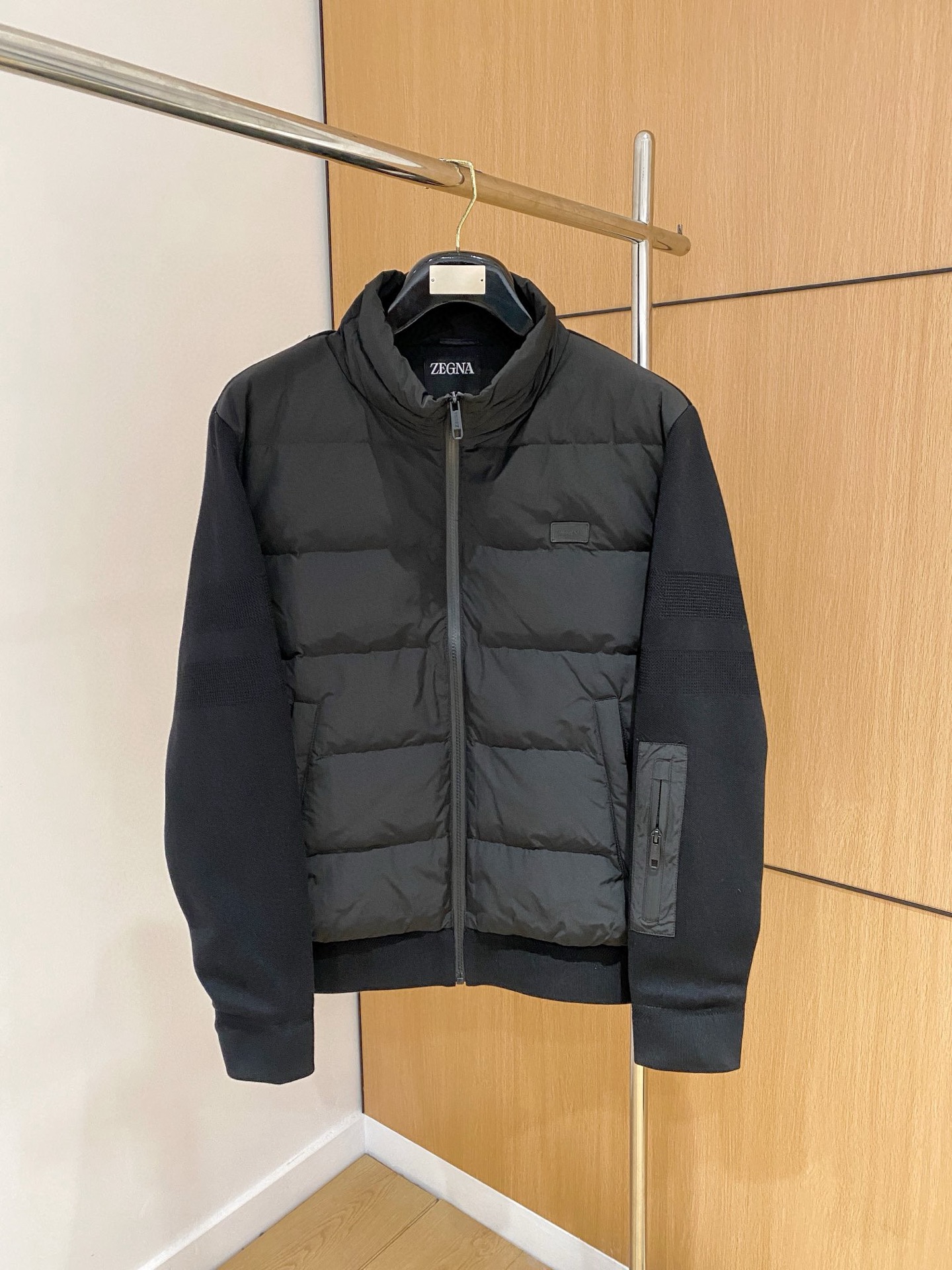 NO:514908,Cotton Clothing Top Quality>Office Official Website is released simultaneously! All accessories are customized for original products, and the trading company's genuine product orders. High-end custom imported fabrics are extracted from natural plant fibers. They are thinner than ordinary cotton fabrics. They feel soft and comfortable to wear. They are not easy to irritate the skin. The fabric is hygroscopic and breathable. Size: 48-56,,alexander wang19860909棉服 顶级品质>专柜官网同步发售！辅料全部原版定制出品,贸易公司真品订单.高级定制进口面料,以天然植物纖維提炼出来,比一般棉织物轻薄 手感柔软,穿着舒适 完全不易有刺激皮肤 面料吸湿性、透气性良好 尺码: 48-56,,alexander wang,Men's clothing