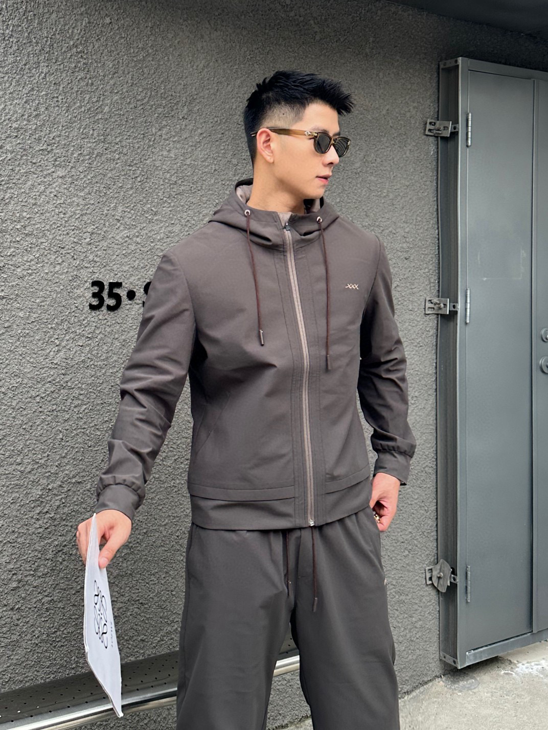 NO:644865,Jackets and trousers are for sale. New men's casual jackets. Comfortable autumn and winter suit design, slightly loose fit, simple and comfortable outfit. The warm-hearted Oppa's favorite upper body is super nice, and it is a C-position everywhere!  Color black khaki size 48-56, jackets & coats, alexander wang19860909外套裤拆卖 新品男士休闲外套.舒适的秋冬套装设计,微宽松的版型,简约又舒适的穿搭,暖男欧巴最爱的上身超级nice,到哪都是C位！颜色黑色 卡其 码数48-56,,jackets & coats,alexander wang,Men's clothing