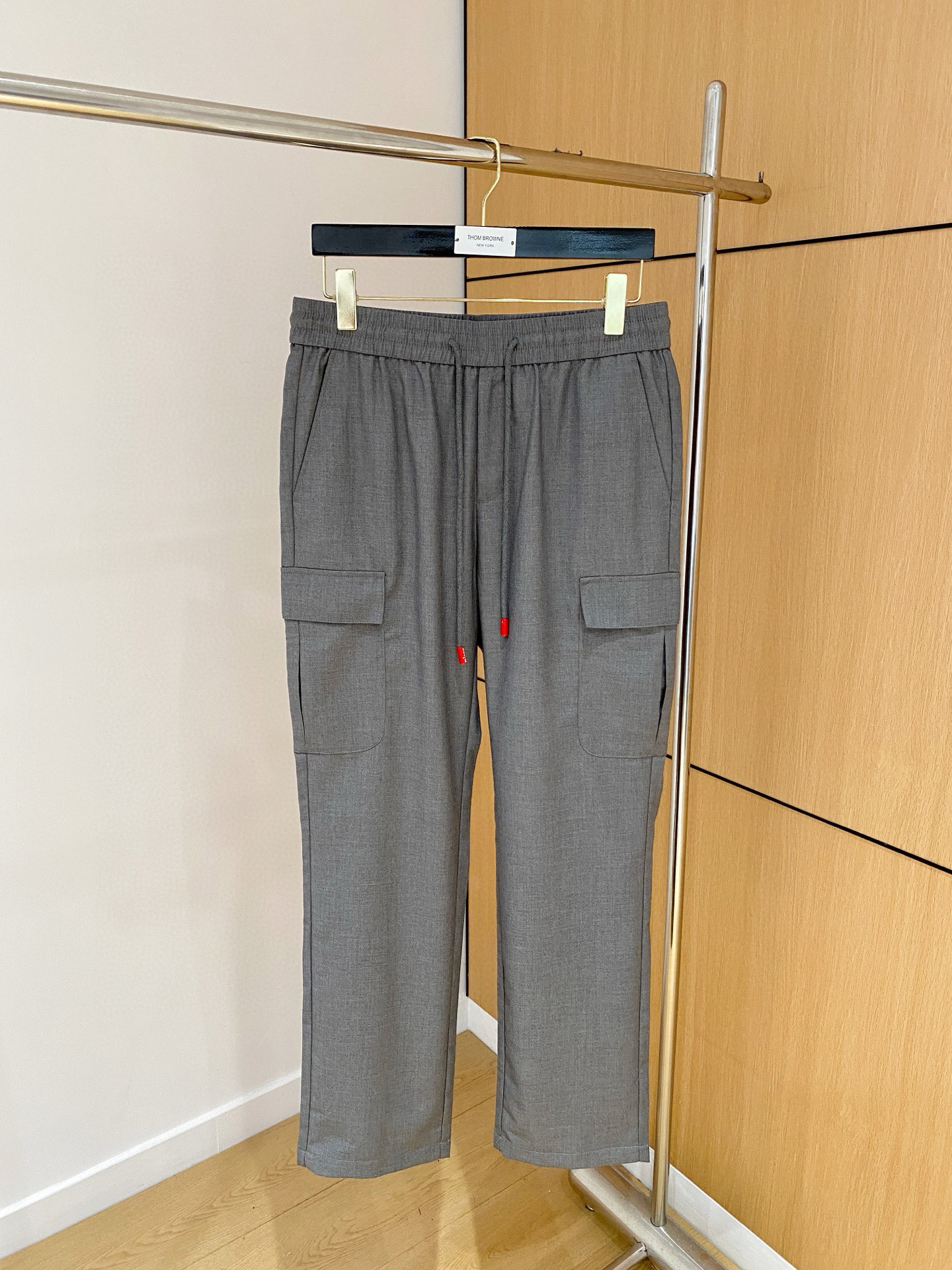 NO:608988,New suit tops and trousers for sale, top quality>Sold simultaneously on the official website of the counter! The accessories are all original and custom-made, genuine orders from trading companies. Advanced custom-made imported fabrics, extracted from natural plant fibers, are lighter and thinner than ordinary cotton fabrics, soft to the touch and comfortable to wear. It is not easy to irritate the skin at all. The fabric has good hygroscopicity and breathability. Size: 48-56, alexander wang19860909新品套装上衣 裤拆卖 顶级品质>专柜官网同步发售！辅料全部原版定制出品,贸易公司真品订单.高级定制进口面料,以天然植物纖維提炼出来,比一般棉织物轻薄 手感柔软,穿着舒适 完全不易有刺激皮肤 面料吸湿性、透气性良好 尺码: 48-56,,alexander wang,Men's clothing