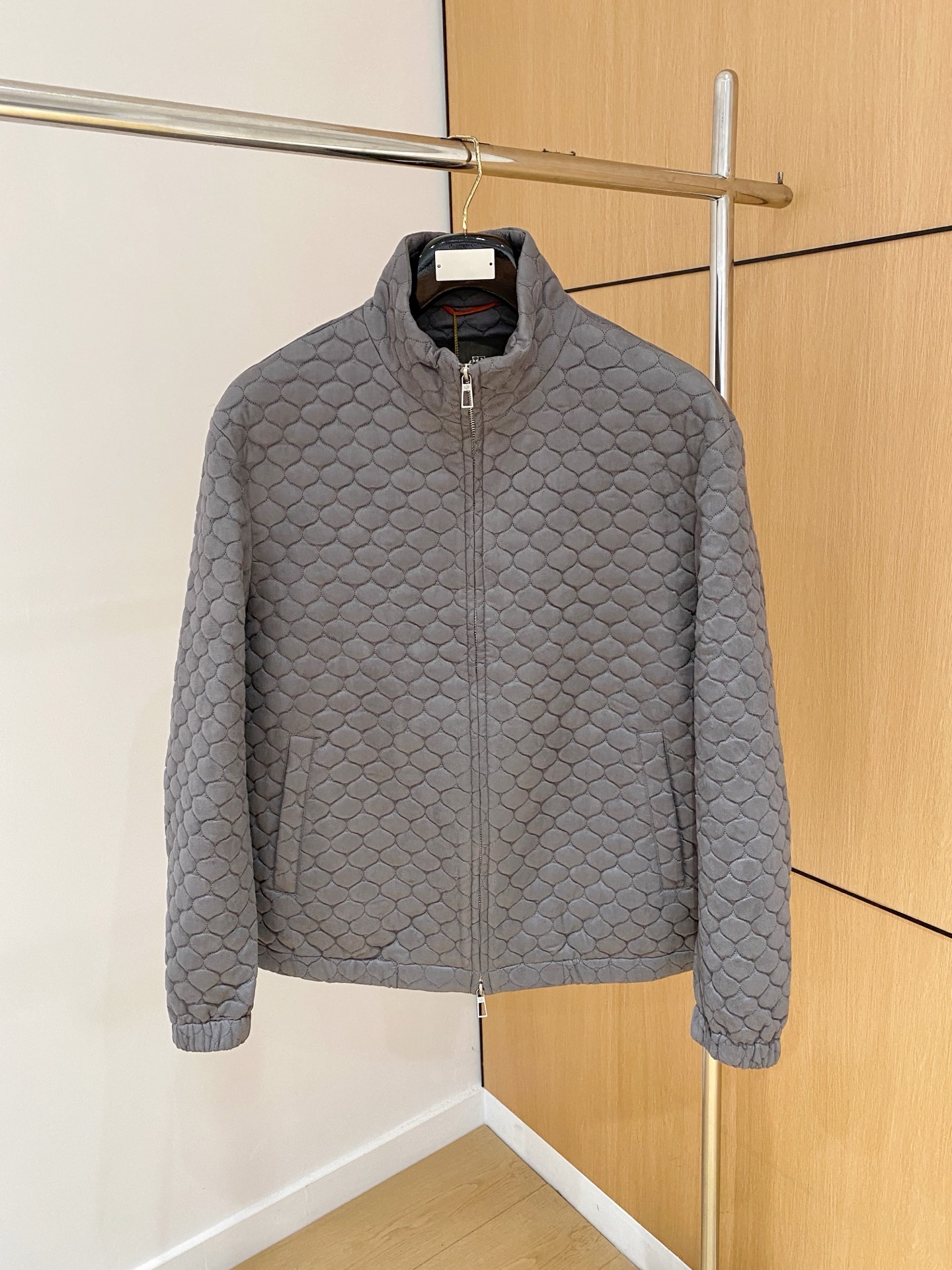 NO:711931,After the new year, the top quality> (jacket series) counters will be released simultaneously on the official website! The accessories are all original and custom-made, genuine orders from trading companies. Advanced custom-made imported fabrics, extracted from natural plant fibers, are lighter and thinner than ordinary cotton fabrics, soft to the touch and comfortable to wear. It is not easy to irritate the skin at all. The fabric has good hygroscopicity and breathability. Size: 48-56,, jackets & coats,19860909可年后顶级品质>(夹克系列)专柜官网同步发售！辅料全部原版定制出品,贸易公司真品订单.高级定制进口面料,以天然植物纖維提炼出来,比一般棉织物轻薄 手感柔软,穿着舒适 完全不易有刺激皮肤 面料吸湿性、透气性良好 尺码: 48-56,,jackets & coats,,Men's clothing