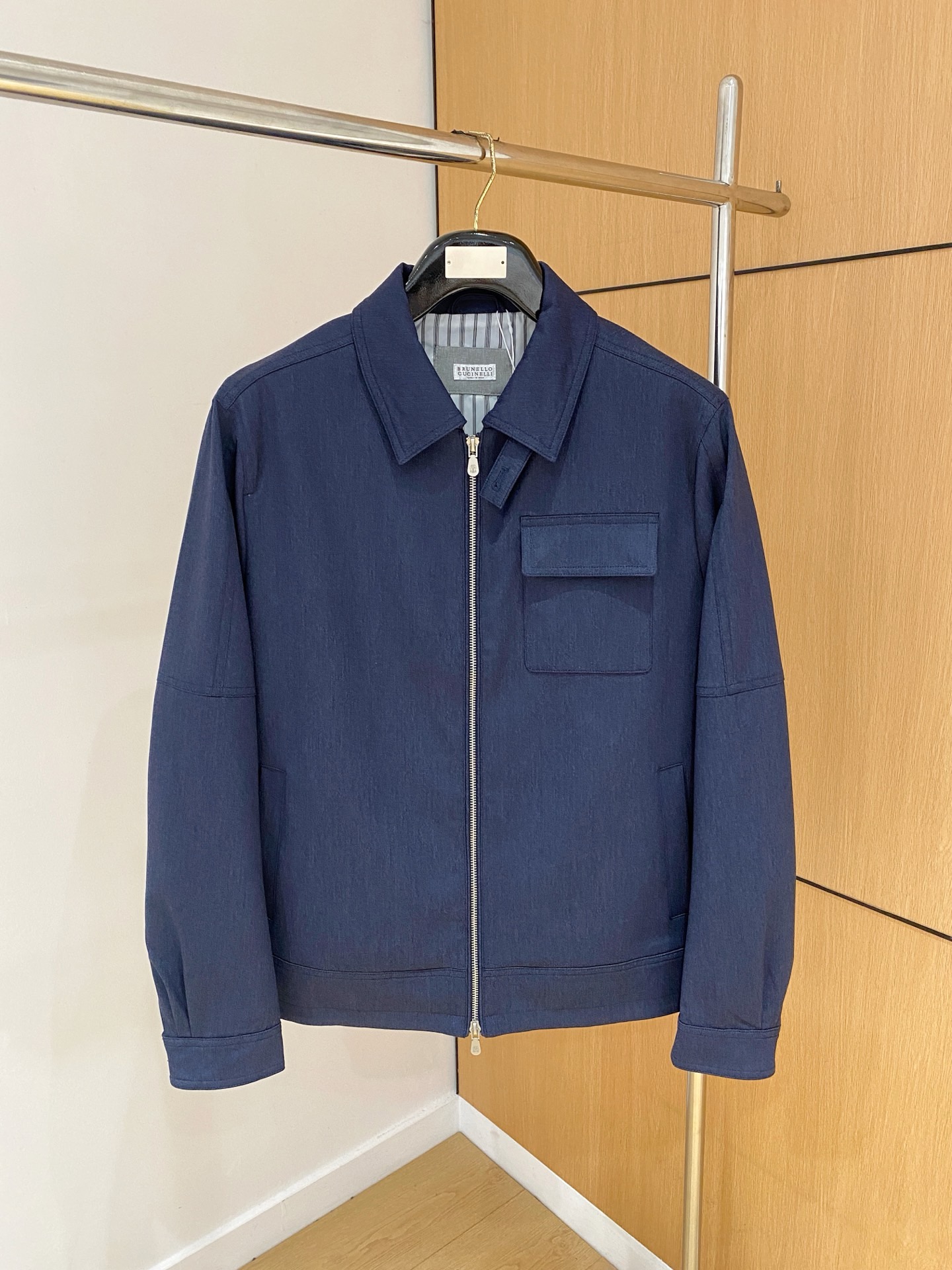 NO:711927,After the new year, the top quality> (jacket series) counters will be released simultaneously on the official website! The accessories are all original and custom-made, genuine orders from trading companies. Advanced custom-made imported fabrics, extracted from natural plant fibers, are lighter and thinner than ordinary cotton fabrics, soft to the touch and comfortable to wear. It is not easy to irritate the skin at all. The fabric has good hygroscopicity and breathability. Size: 48-56,, jackets & coats,19860909可年后顶级品质>(夹克系列)专柜官网同步发售！辅料全部原版定制出品,贸易公司真品订单.高级定制进口面料,以天然植物纖維提炼出来,比一般棉织物轻薄 手感柔软,穿着舒适 完全不易有刺激皮肤 面料吸湿性、透气性良好 尺码: 48-56,,jackets & coats,,Men's clothing