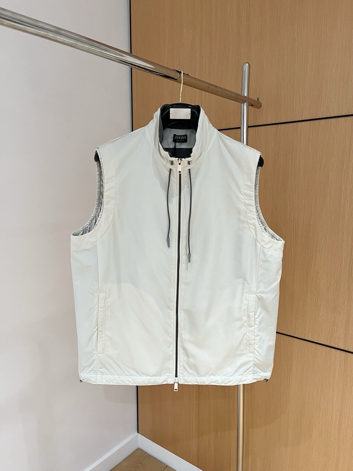 NO:711925,But after the new year, top quality>(thin vest) counters will be released simultaneously on the official website! All auxiliary materials are original custom-made and genuine orders from trading companies. Advanced custom-made imported fabrics are extracted from natural plant fibers. They are lighter and thinner than ordinary cotton fabrics. They are soft to the touch and comfortable to wear. They are not easy to irritate the skin at all. The fabric has good hygroscopicity and breathability. Size: 48-56,,19860909可年后 顶级品质>(薄马甲)专柜官网同步发售！辅料全部原版定制出品,贸易公司真品订单.高级定制进口面料,以天然植物纖維提炼出来,比一般棉织物轻薄 手感柔软,穿着舒适 完全不易有刺激皮肤 面料吸湿性、透气性良好 尺码: 48-56,,,Men's clothing