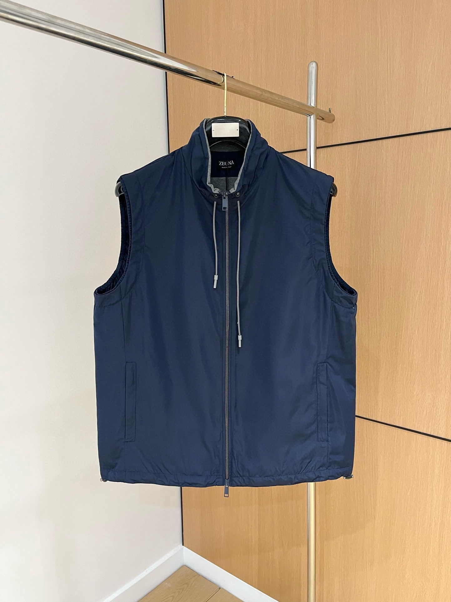 NO:711923,But after the new year, the top quality> (thin vest series) will be released simultaneously on the official website of the counter! All auxiliary materials are original custom-made and genuine orders from trading companies. Advanced custom-made imported fabrics are extracted from natural plant fibers. They are lighter and thinner than ordinary cotton fabrics. They are soft to the touch and comfortable to wear. They are not easy to irritate the skin at all. The fabric has good hygroscopicity and breathability. Size: 48-56,,19860909可年后 顶级品质>(薄马甲系列)专柜官网同步发售！辅料全部原版定制出品,贸易公司真品订单.高级定制进口面料,以天然植物纖維提炼出来,比一般棉织物轻薄 手感柔软,穿着舒适 完全不易有刺激皮肤 面料吸湿性、透气性良好 尺码: 48-56,,,Men's clothing