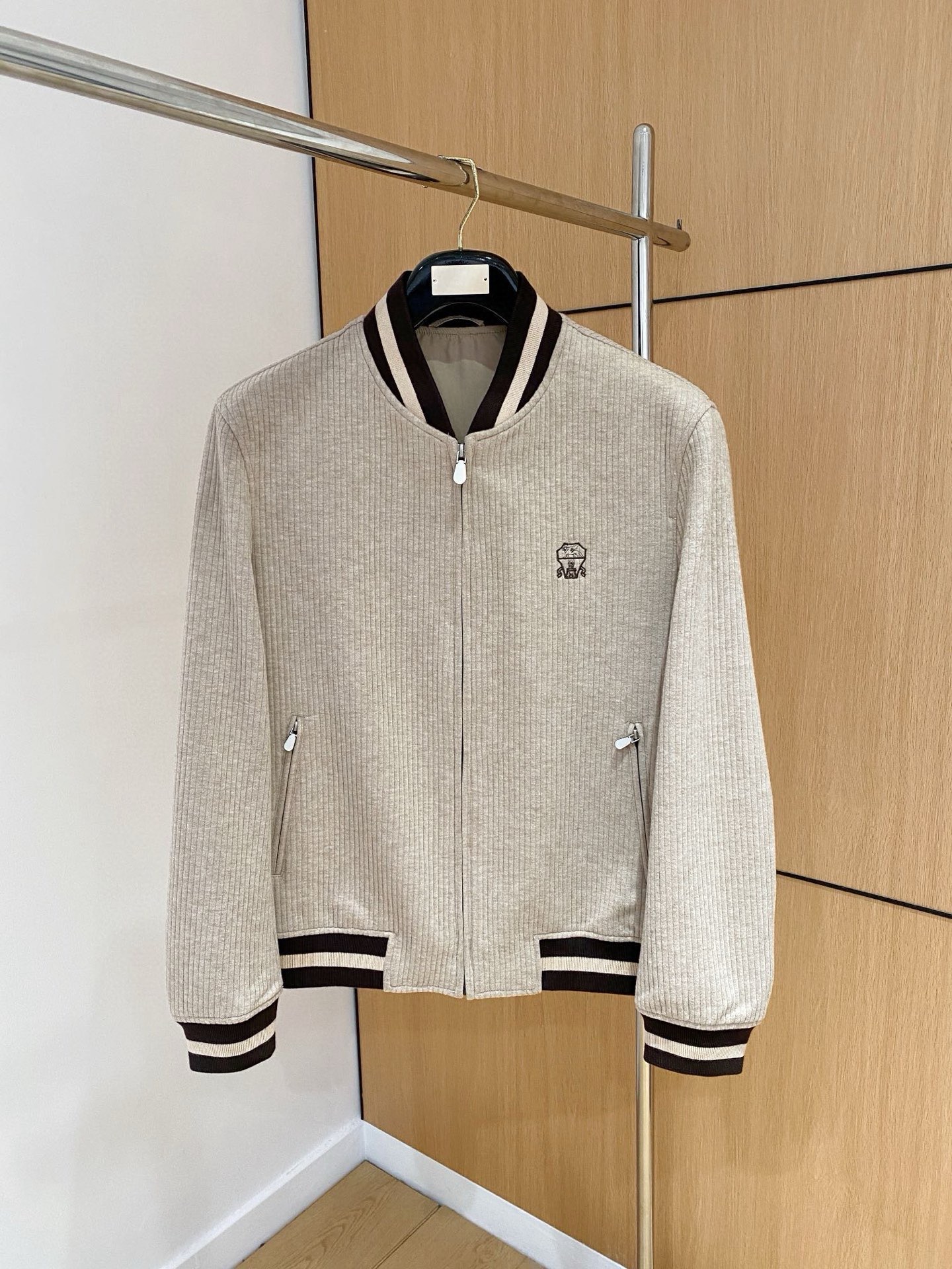 NO:711929,But after the new year, the top quality> (jacket series) counters will be released simultaneously on the official website! The accessories are all original and custom-made, genuine orders from trading companies. Advanced custom-made imported fabrics, extracted from natural plant fibers, are lighter and thinner than ordinary cotton fabrics, soft to the touch and comfortable to wear. It is not easy to irritate the skin at all. The fabric has good hygroscopicity and breathability. Size: 48-56,, jackets & coats,19860909可年后 顶级品质>(夹克系列)专柜官网同步发售！辅料全部原版定制出品,贸易公司真品订单.高级定制进口面料,以天然植物纖維提炼出来,比一般棉织物轻薄 手感柔软,穿着舒适 完全不易有刺激皮肤 面料吸湿性、透气性良好 尺码: 48-56,,jackets & coats,,Men's clothing