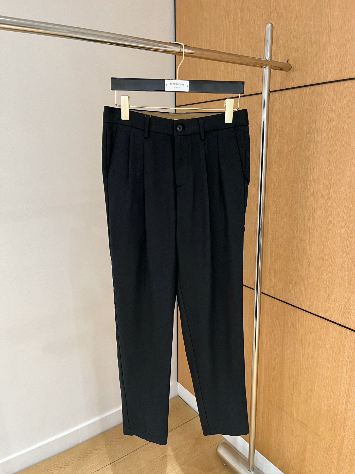 NO:711900,Can be released after the New Year with top quality>on the official website of the counter! The accessories are all original and custom-made, genuine orders from trading companies. Advanced custom-made imported fabrics, extracted from natural plant fibers, are lighter and thinner than ordinary cotton fabrics, soft to the touch and comfortable to wear. It is not easy to irritate the skin at all. The fabric has good hygroscopicity and breathability. Size: 30-38 no 35 37,,19860909可年后 顶级品质>专柜官网同步发售！辅料全部原版定制出品,贸易公司真品订单.高级定制进口面料,以天然植物纖維提炼出来,比一般棉织物轻薄 手感柔软,穿着舒适 完全不易有刺激皮肤 面料吸湿性、透气性良好 尺码: 30-38无35 37,,,Men's clothing