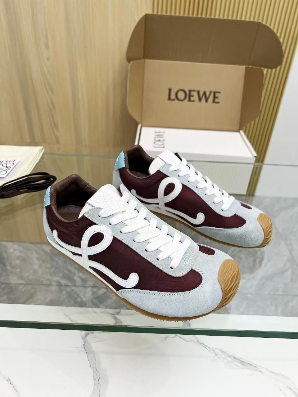NO:832316,Real price LOEWE Loewe's shoes have become very popular this year. This ballet casual shoe is as rhythmic as a pair of hands. The heel design is novel and fits the heel as well as a ballet shoe. It is soft and comfortable. This Forrest Gump shoe will be rated as the most comfortable Heelys shoe of the year, as if you are walking on flat ground!  It is recommended to choose the correct size for sports shoes. The shoes are simple and neat low-top shoes with the initials of the brand logo on the side. The most important point is that you will fall in love with these shoes and you will never choose other sports styles. Material introduction: The upper is made of imported cowhide + calfskin + windbreaker cloth (it tests the stitching skills), and the original custom-made abrasive outsole!  Completely packaged, comfortable, simple and versatile Forrest Gump shoes, the design is inspired by ballet shoes and the shoe style of the 1970s, a little retro!  !  Come on ~~ Make an appointment this summer ~~~~ Size 35-45, original box packaging!  ,,loewe,loewe,sneakers,cowhide19860909实价 LOEWE 今年罗意威的鞋子是大大地火起来了,这款芭蕾休闲鞋,人手一双的节奏 脚后跟设计新颖 像芭蕾舞鞋一样很好的贴合脚后跟,柔软舒适,这款阿甘鞋会被评为年度最舒适的暴走鞋 ,如履平地 ！运动鞋建议正码  鞋子呈简约利落的低帮鞋型,侧面有品牌Logo的首字母,最重要的一点 ,穿上这款鞋就一定会爱上,而且再也无心选备其他运动风了. 材质介绍 : 鞋面由进口牛绒+小牛皮+风衣布 拼接而成 (很考验针车走线的技术哟) ,原版定制磨具大底！ 配齐包装  舒适 简约 百搭 暴走阿甘鞋 ,设计灵感来源于芭蕾舞鞋和20世纪70年代的鞋履风格,有些小复古 ！！来吧 ~~ 这个夏季约起来 ~~~~ 码数35-45码原盒包装！,,loewe,loewe,sneakers,cowhide,Men's shoes
