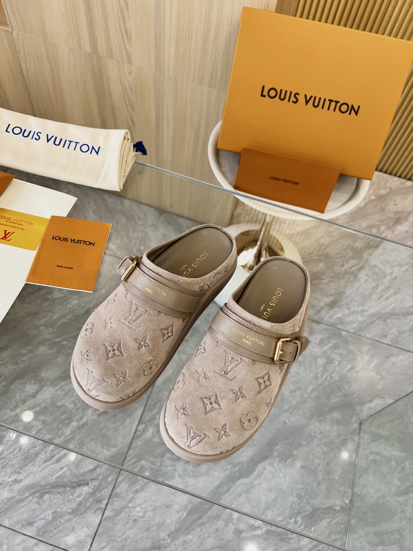 NO:402387,louis vuitton lv 25ss new Birken Slippers, cute, and the foot feel is simply too good. The side logo is the finishing touch. Simple and high-end. Heel-exposed design. Wear and walk. Lazy Gospel. Excellent footing effect. Close eyes. Original purchase and development. Imported upper frosted leather + presbyopia. Hardware buckle original mold opening. Inner footing sheepskin. Sole original mold opening. High density Tpu outsole. Size number 35-41., semi-drag. louis vuitton, louis vuitton, slippers, sheepskin.19860909louis vuitton lv 25ss新款勃肯拖鞋 可可爱爱、脚感简直不要太好 侧面logo扣点睛之笔 简约又高级 露跟设计 即穿即走 懒人福音 上脚效果极佳 闭眼入 原版购入开发 鞋面进口磨砂皮进+老花超纤 五金扣原版开模 内里垫脚羊皮 鞋底原版开模高密度Tpu大底. 码数35-41,,半拖,louis vuitton,louis vuitton,slippers,sheepskin,Women's Shoes
