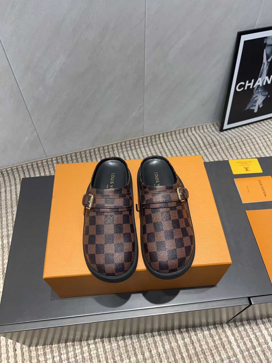 NO:782841,35 to 41 louis vuitton lv 25ss new Birkenstock slippers. They are cute and cute, and they feel really good on the feet. The side logo buckle is the finishing touch, simple and advanced. The slingback design is ready to wear and go. Good news for lazy people. The on-foot effect is excellent. Buy it with your eyes closed. The original version is purchased and developed. The upper is imported nubuck leather + presbyopic microfiber. The original molding of the hardware buckle. The inner padding sheepskin  鞋底原版开模高密度Tpu大底,半拖,louis vuitton,louis vuitton,slippers,sheepskin1986090935到41 louis vuitton lv 25ss新款勃肯拖鞋 可可爱爱、脚感简直不要太好 侧面logo扣点睛之笔 简约又高级 露跟设计 即穿即走 懒人福音 上脚效果极佳 闭眼入 原版购入开发 鞋面进口磨砂皮进+老花超纤 五金扣原版开模 内里垫脚羊皮 鞋底原版开模高密度Tpu大底,半拖,louis vuitton,louis vuitton,slippers,sheepskin,Women's Shoes