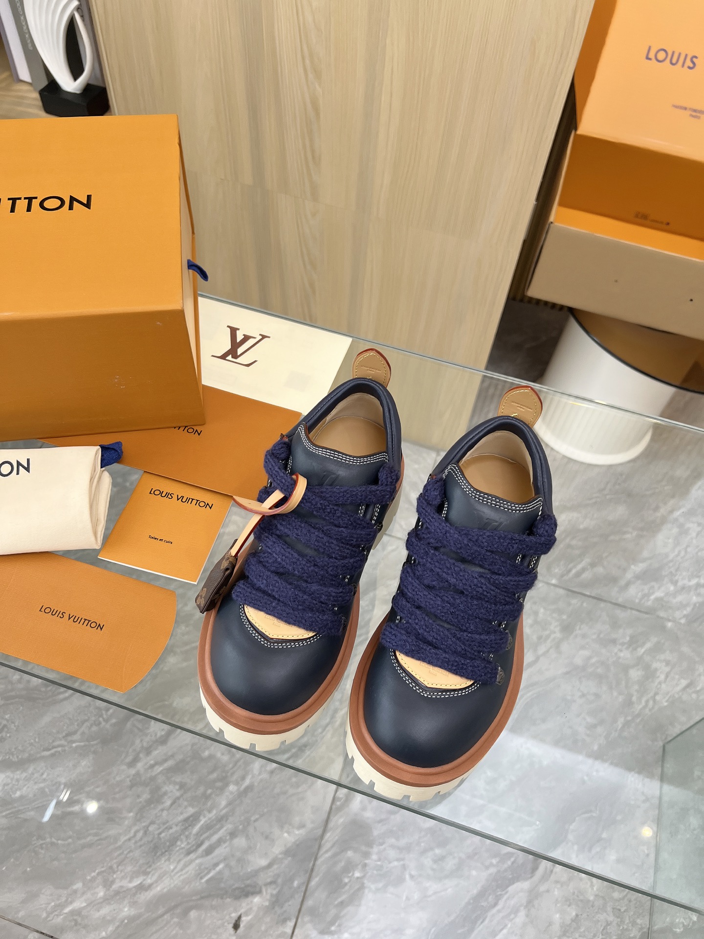 NO:670154,Shoe size: Female 35-41 (41 customized, non-refundable) Male 39-45 (45 customized) LV Louis Vuitton's new lace-up mountaineering derby shoes, new hard goods, BS purchasing level!  Full of high-end feel!  A popular model among bloggers at home and abroad, it’s retro and fashionable, and your feet look stunning!  The official website's main recommendation is top-quality upper, first-layer cowhide, imported cowhide lining, outsole, original molded TPU non-slip outsole, heel height 4.5cm, loafers, louis vuitton, louis vuitton, loafers, cowhide19860909鞋码: 女35-41 (41定制不退换) 男39-45（45定做） LV路易威登新款上新系带登山德比鞋 硬货上新 BS代购级别！高级感十足！国内外博主刷爆的一款,复古又时髦 上脚美炸了！官网主推款 鞋面顶级 头层牛皮 内里进口牛皮内里 大底原版开模TPU防滑大底 后跟高4.5cm,乐福鞋,louis vuitton,louis vuitton,loafers,cowhide,Women's Shoes