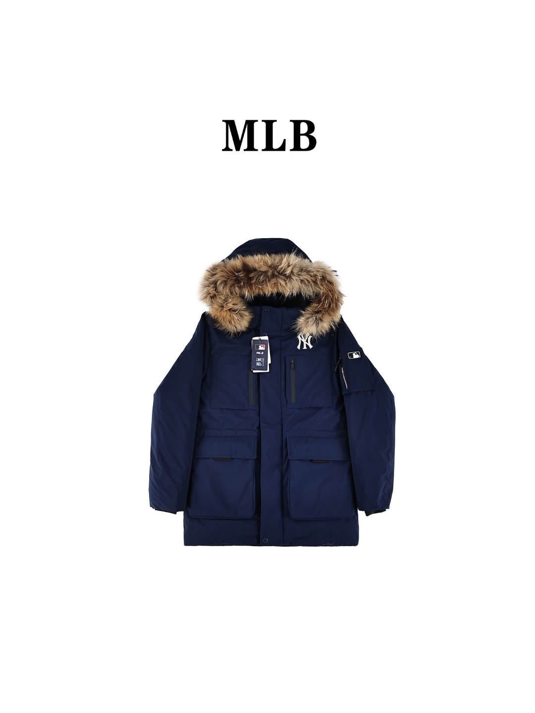 MLB 张凌赫同款 鹅绒毛领加厚中长款羽绒服外套 区别普通版本!可对比毛领➕细节➕三标水洗👍 明星同款,机能风潮,时尚有型. 张凌赫今年代言的海报上身款!出席店庆活动时也是身着这款!可谓今年品牌的主力款式! 工装风多口袋设计,面料不是薄薄一层,是手感厚实的定制三防面料,防风防泼水.袖臂和前胸拉链都是采用防水拉链.户外穿着更保暖! 柔软真皮草毛领,大大的一整根貉子毛领,不仅挡风保暖,更加的显奢华质感,一眼贵价羽绒服! 胸口重工贴布“刺绣”MLB标志性的NY logo,袖臂插袋饰有经典的硅胶标,品牌辨识度极强. 中长款,长度盖住臀部,针织双层袖口,抵御寒风,东北极寒都是妥妥的能扛住 填充国标600蓬90白鹅绒!打开后挂起来拍打一下,静待毛领和衣服舒展蓬起来! 帽子和下摆自带可调节抽绳和锁扣,包裹暖意,随心自如! 大厂工艺精细,走线工整! 细节处理完美😘 四个色,黑色 白色是永远的经典,怎么穿都好看.浅藏青颜色质感非常高级.浅驼色特别色 显白 穿着好看有气质👍 颜色:黑色 奶白色 浅青色 浅驼色 灰色