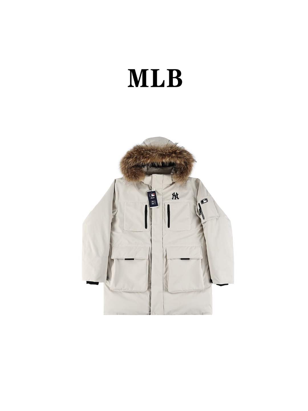 MLB 张凌赫同款 鹅绒毛领加厚中长款羽绒服外套 区别普通版本!可对比毛领➕细节➕三标水洗👍 明星同款,机能风潮,时尚有型. 张凌赫今年代言的海报上身款!出席店庆活动时也是身着这款!可谓今年品牌的主力款式! 工装风多口袋设计,面料不是薄薄一层,是手感厚实的定制三防面料,防风防泼水.袖臂和前胸拉链都是采用防水拉链.户外穿着更保暖! 柔软真皮草毛领,大大的一整根貉子毛领,不仅挡风保暖,更加的显奢华质感,一眼贵价羽绒服! 胸口重工贴布“刺绣”MLB标志性的NY logo,袖臂插袋饰有经典的硅胶标,品牌辨识度极强. 中长款,长度盖住臀部,针织双层袖口,抵御寒风,东北极寒都是妥妥的能扛住 填充国标600蓬90白鹅绒!打开后挂起来拍打一下,静待毛领和衣服舒展蓬起来! 帽子和下摆自带可调节抽绳和锁扣,包裹暖意,随心自如! 大厂工艺精细,走线工整! 细节处理完美😘 四个色,黑色 白色是永远的经典,怎么穿都好看.浅藏青颜色质感非常高级.浅驼色特别色 显白 穿着好看有气质👍 颜色:黑色 奶白色 浅青色 浅驼色 灰色