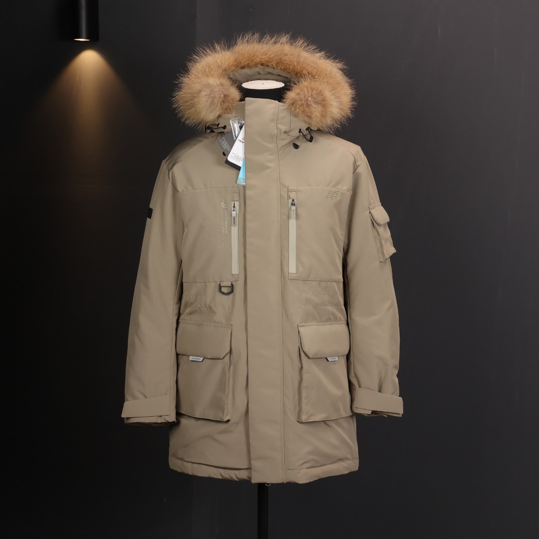 New Balance派克 白鸭绒羽绒服，90%白鸭绒填充，防泼水面料+可调节袖口，保暖力满分!工装风设计，多个大口袋超实用，内衬防撕裂，户外通勤都OK钟。派克大毛领，零下几十度也不怕冷。男女同款，中性风，冬季穿搭百搭神器，功能性与时尚兼具，是冬季保暖首选!
编码:A-CK12
