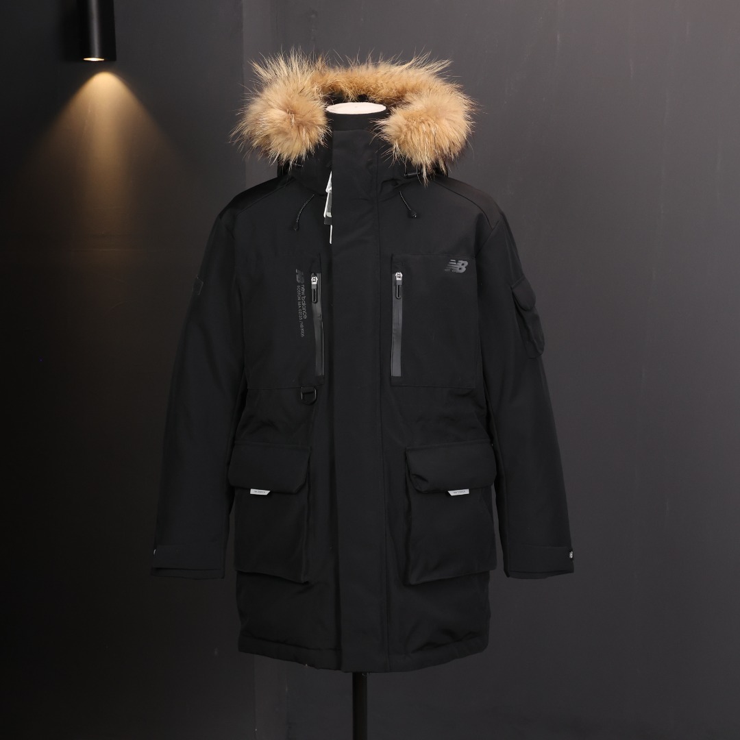 New Balance派克 白鸭绒羽绒服，90%白鸭绒填充，防泼水面料+可调节袖口，保暖力满分!工装风设计，多个大口袋超实用，内衬防撕裂，户外通勤都OK钟。派克大毛领，零下几十度也不怕冷。男女同款，中性风，冬季穿搭百搭神器，功能性与时尚兼具，是冬季保暖首选!
编码:A-CK12