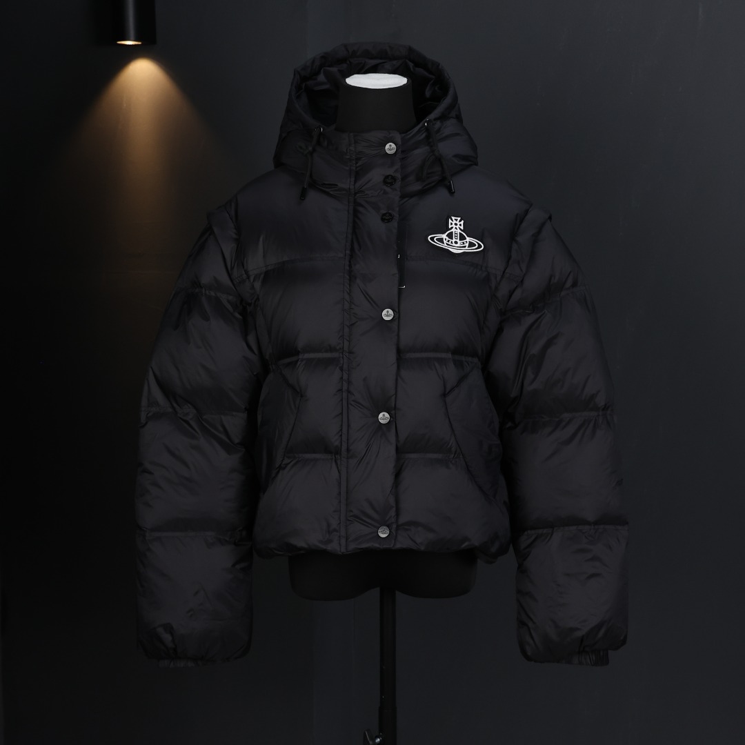 💰480 Vivienne Westwood 黑色羽绒服 采用意大利 OLMETEX奢华面料,填充90%鹅绒,保暖力满分!短款设计+可拆卸袖子,南方拆袖当马甲叠穿,北方整穿超暖和。粉色灰调不显黑,小个子友好,显高显瘦!正面土星Logo超有辨识度,时尚又实用,通勤休闲都能轻松驾驭,是冬季穿搭必备亮点单品计。 编码:A-CK13