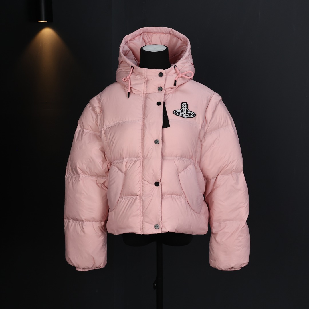 💰480 Vivienne Westwood 黑色羽绒服 采用意大利 OLMETEX奢华面料,填充90%鹅绒,保暖力满分!短款设计+可拆卸袖子,南方拆袖当马甲叠穿,北方整穿超暖和。粉色灰调不显黑,小个子友好,显高显瘦!正面土星Logo超有辨识度,时尚又实用,通勤休闲都能轻松驾驭,是冬季穿搭必备亮点单品计。 编码:A-CK13