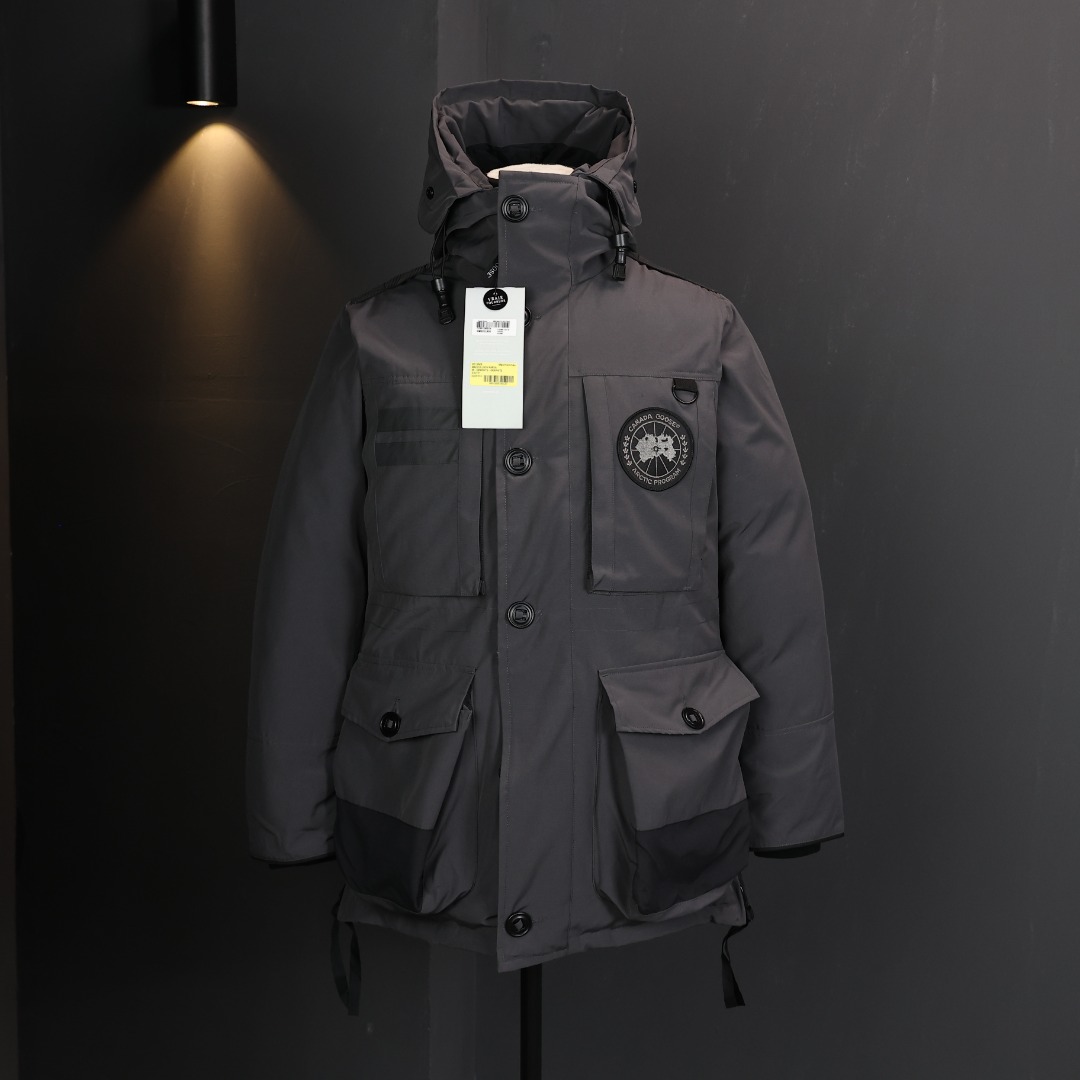 ＃福利特价 Canada Goose Macculloch 血咒派克大衣 9512M 面料：采用这款采用了一种叫“Arctic Tech”面料技术，外层面料是84.5%的聚酯纤维15.5%棉，里料为100%棉纶，垫料为100%聚酯纤维。采用特殊材料和涂层的使用能在寒冷环境和气候下让您保持干爽温暖，搭配持久抗水表层，抗水、保暖、抗风，今年的面料全部重新定制，独家面料，只对比正品❗ 充绒：453g白鸭绒 含绒量80%，与正品一致❗ 承诺不跑绒。 狼毛：毛领采用的是进口西北郊狼毛，毫锋宽大，毛的色泽度很好，一体成型，拒绝拼接❗ 辅料：里布采用40D Nylon AC油性胶，单染5级牢度，胆布采用330T全涤，领口绒布采用原厂高密度丝光绒，舒适度很高，口袋布使用弹性高密度摇粒绒，触感柔软，今年的魔术贴全部采用进口的哑光材质，同步正品用料。 五金：门襟采用原厂YKK拉链，门襟哑光磨砂排扣1：1定制，大小尺寸光泽刻字清晰程度媲美原版，拉链再次升级，顺滑度以及使用体验感大大增强❗ 细节：胸口大鹅logo标，全新开发定制，对色对纱线材质，图案饱满且枫叶形状可对比正品原标，无差异。今年新款手臂口袋处无打枣设计，区别去年设计，区别市面看图做货版本。镭射防伪标1：1定制，激光防伪技术，领标与水洗标也全部按正版进行了重新的打版设计，区别看图做货版本。今年的版型也都重新开版设计，对比市面可知区别。 尺码：XS-XXL-选品中心