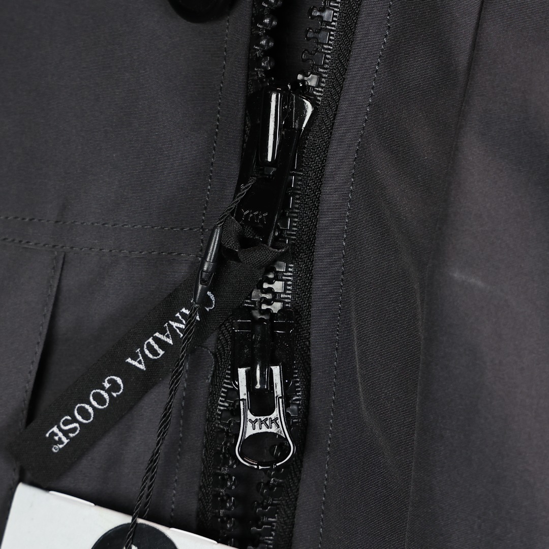 图片[4]-＃福利特价 Canada Goose Macculloch 血咒派克大衣 9512M 面料：采用这款采用了一种叫“Arctic Tech”面料技术，外层面料是84.5%的聚酯纤维15.5%棉，里料为100%棉纶，垫料为100%聚酯纤维。采用特殊材料和涂层的使用能在寒冷环境和气候下让您保持干爽温暖，搭配持久抗水表层，抗水、保暖、抗风，今年的面料全部重新定制，独家面料，只对比正品❗ 充绒：453g白鸭绒 含绒量80%，与正品一致❗ 承诺不跑绒。 狼毛：毛领采用的是进口西北郊狼毛，毫锋宽大，毛的色泽度很好，一体成型，拒绝拼接❗ 辅料：里布采用40D Nylon AC油性胶，单染5级牢度，胆布采用330T全涤，领口绒布采用原厂高密度丝光绒，舒适度很高，口袋布使用弹性高密度摇粒绒，触感柔软，今年的魔术贴全部采用进口的哑光材质，同步正品用料。 五金：门襟采用原厂YKK拉链，门襟哑光磨砂排扣1：1定制，大小尺寸光泽刻字清晰程度媲美原版，拉链再次升级，顺滑度以及使用体验感大大增强❗ 细节：胸口大鹅logo标，全新开发定制，对色对纱线材质，图案饱满且枫叶形状可对比正品原标，无差异。今年新款手臂口袋处无打枣设计，区别去年设计，区别市面看图做货版本。镭射防伪标1：1定制，激光防伪技术，领标与水洗标也全部按正版进行了重新的打版设计，区别看图做货版本。今年的版型也都重新开版设计，对比市面可知区别。 尺码：XS-XXL-选品中心