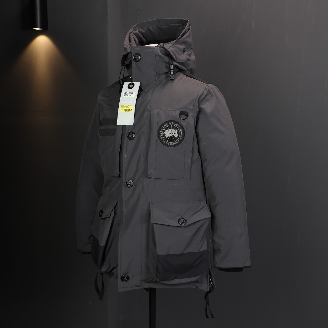 图片[2]-＃福利特价 Canada Goose Macculloch 血咒派克大衣 9512M 面料：采用这款采用了一种叫“Arctic Tech”面料技术，外层面料是84.5%的聚酯纤维15.5%棉，里料为100%棉纶，垫料为100%聚酯纤维。采用特殊材料和涂层的使用能在寒冷环境和气候下让您保持干爽温暖，搭配持久抗水表层，抗水、保暖、抗风，今年的面料全部重新定制，独家面料，只对比正品❗ 充绒：453g白鸭绒 含绒量80%，与正品一致❗ 承诺不跑绒。 狼毛：毛领采用的是进口西北郊狼毛，毫锋宽大，毛的色泽度很好，一体成型，拒绝拼接❗ 辅料：里布采用40D Nylon AC油性胶，单染5级牢度，胆布采用330T全涤，领口绒布采用原厂高密度丝光绒，舒适度很高，口袋布使用弹性高密度摇粒绒，触感柔软，今年的魔术贴全部采用进口的哑光材质，同步正品用料。 五金：门襟采用原厂YKK拉链，门襟哑光磨砂排扣1：1定制，大小尺寸光泽刻字清晰程度媲美原版，拉链再次升级，顺滑度以及使用体验感大大增强❗ 细节：胸口大鹅logo标，全新开发定制，对色对纱线材质，图案饱满且枫叶形状可对比正品原标，无差异。今年新款手臂口袋处无打枣设计，区别去年设计，区别市面看图做货版本。镭射防伪标1：1定制，激光防伪技术，领标与水洗标也全部按正版进行了重新的打版设计，区别看图做货版本。今年的版型也都重新开版设计，对比市面可知区别。 尺码：XS-XXL-选品中心