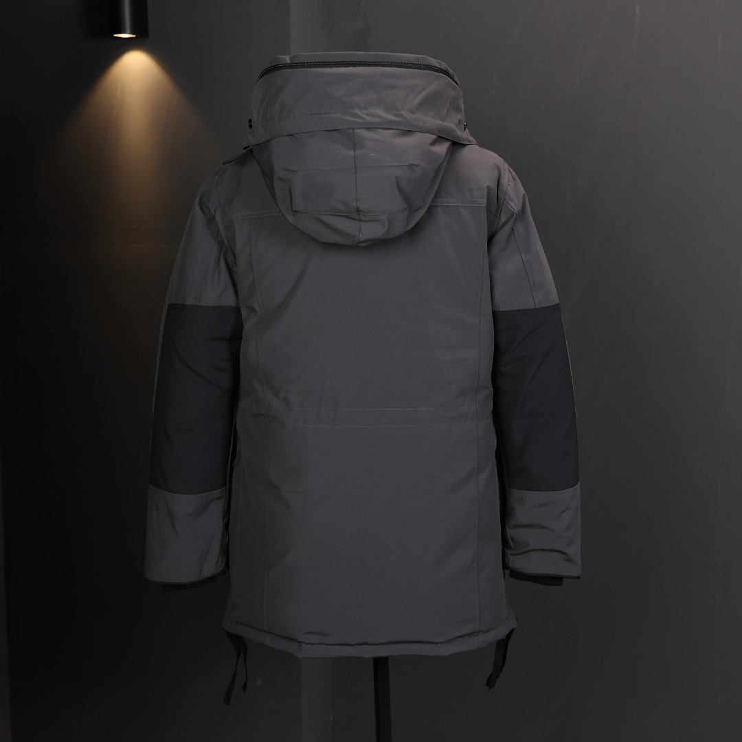 图片[3]-＃福利特价 Canada Goose Macculloch 血咒派克大衣 9512M 面料：采用这款采用了一种叫“Arctic Tech”面料技术，外层面料是84.5%的聚酯纤维15.5%棉，里料为100%棉纶，垫料为100%聚酯纤维。采用特殊材料和涂层的使用能在寒冷环境和气候下让您保持干爽温暖，搭配持久抗水表层，抗水、保暖、抗风，今年的面料全部重新定制，独家面料，只对比正品❗ 充绒：453g白鸭绒 含绒量80%，与正品一致❗ 承诺不跑绒。 狼毛：毛领采用的是进口西北郊狼毛，毫锋宽大，毛的色泽度很好，一体成型，拒绝拼接❗ 辅料：里布采用40D Nylon AC油性胶，单染5级牢度，胆布采用330T全涤，领口绒布采用原厂高密度丝光绒，舒适度很高，口袋布使用弹性高密度摇粒绒，触感柔软，今年的魔术贴全部采用进口的哑光材质，同步正品用料。 五金：门襟采用原厂YKK拉链，门襟哑光磨砂排扣1：1定制，大小尺寸光泽刻字清晰程度媲美原版，拉链再次升级，顺滑度以及使用体验感大大增强❗ 细节：胸口大鹅logo标，全新开发定制，对色对纱线材质，图案饱满且枫叶形状可对比正品原标，无差异。今年新款手臂口袋处无打枣设计，区别去年设计，区别市面看图做货版本。镭射防伪标1：1定制，激光防伪技术，领标与水洗标也全部按正版进行了重新的打版设计，区别看图做货版本。今年的版型也都重新开版设计，对比市面可知区别。 尺码：XS-XXL-选品中心