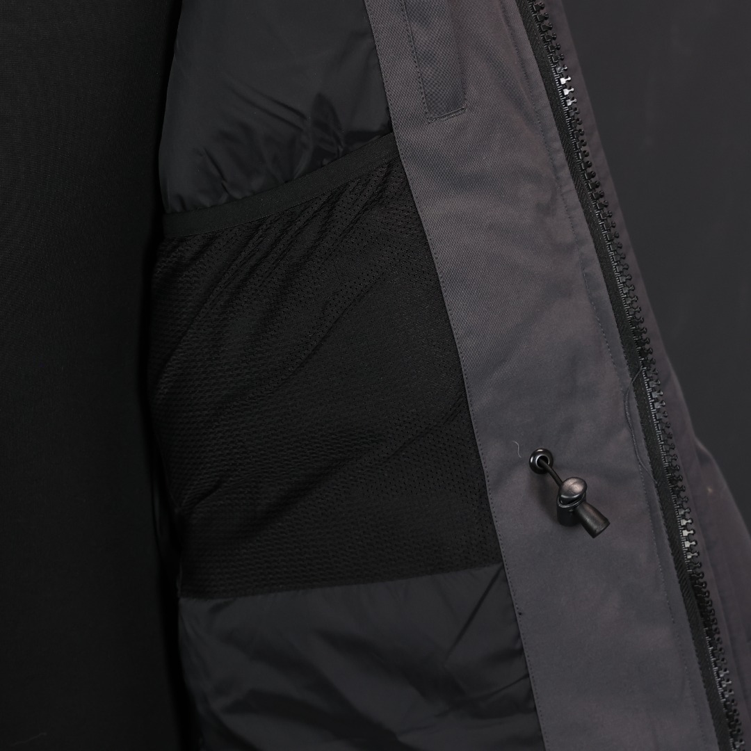 图片[8]-＃福利特价 Canada Goose Macculloch 血咒派克大衣 9512M 面料：采用这款采用了一种叫“Arctic Tech”面料技术，外层面料是84.5%的聚酯纤维15.5%棉，里料为100%棉纶，垫料为100%聚酯纤维。采用特殊材料和涂层的使用能在寒冷环境和气候下让您保持干爽温暖，搭配持久抗水表层，抗水、保暖、抗风，今年的面料全部重新定制，独家面料，只对比正品❗ 充绒：453g白鸭绒 含绒量80%，与正品一致❗ 承诺不跑绒。 狼毛：毛领采用的是进口西北郊狼毛，毫锋宽大，毛的色泽度很好，一体成型，拒绝拼接❗ 辅料：里布采用40D Nylon AC油性胶，单染5级牢度，胆布采用330T全涤，领口绒布采用原厂高密度丝光绒，舒适度很高，口袋布使用弹性高密度摇粒绒，触感柔软，今年的魔术贴全部采用进口的哑光材质，同步正品用料。 五金：门襟采用原厂YKK拉链，门襟哑光磨砂排扣1：1定制，大小尺寸光泽刻字清晰程度媲美原版，拉链再次升级，顺滑度以及使用体验感大大增强❗ 细节：胸口大鹅logo标，全新开发定制，对色对纱线材质，图案饱满且枫叶形状可对比正品原标，无差异。今年新款手臂口袋处无打枣设计，区别去年设计，区别市面看图做货版本。镭射防伪标1：1定制，激光防伪技术，领标与水洗标也全部按正版进行了重新的打版设计，区别看图做货版本。今年的版型也都重新开版设计，对比市面可知区别。 尺码：XS-XXL-选品中心