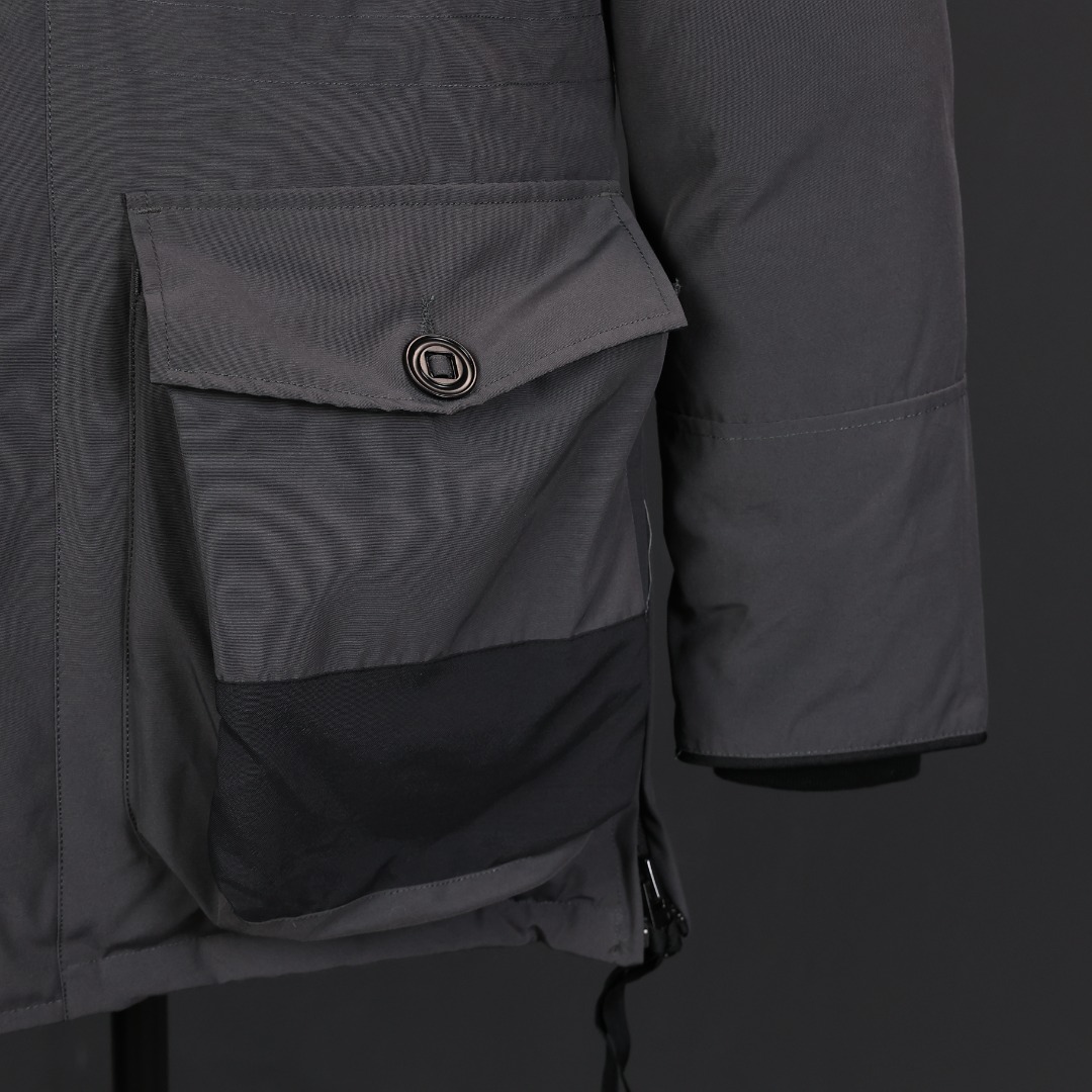 图片[7]-＃福利特价 Canada Goose Macculloch 血咒派克大衣 9512M 面料：采用这款采用了一种叫“Arctic Tech”面料技术，外层面料是84.5%的聚酯纤维15.5%棉，里料为100%棉纶，垫料为100%聚酯纤维。采用特殊材料和涂层的使用能在寒冷环境和气候下让您保持干爽温暖，搭配持久抗水表层，抗水、保暖、抗风，今年的面料全部重新定制，独家面料，只对比正品❗ 充绒：453g白鸭绒 含绒量80%，与正品一致❗ 承诺不跑绒。 狼毛：毛领采用的是进口西北郊狼毛，毫锋宽大，毛的色泽度很好，一体成型，拒绝拼接❗ 辅料：里布采用40D Nylon AC油性胶，单染5级牢度，胆布采用330T全涤，领口绒布采用原厂高密度丝光绒，舒适度很高，口袋布使用弹性高密度摇粒绒，触感柔软，今年的魔术贴全部采用进口的哑光材质，同步正品用料。 五金：门襟采用原厂YKK拉链，门襟哑光磨砂排扣1：1定制，大小尺寸光泽刻字清晰程度媲美原版，拉链再次升级，顺滑度以及使用体验感大大增强❗ 细节：胸口大鹅logo标，全新开发定制，对色对纱线材质，图案饱满且枫叶形状可对比正品原标，无差异。今年新款手臂口袋处无打枣设计，区别去年设计，区别市面看图做货版本。镭射防伪标1：1定制，激光防伪技术，领标与水洗标也全部按正版进行了重新的打版设计，区别看图做货版本。今年的版型也都重新开版设计，对比市面可知区别。 尺码：XS-XXL-选品中心