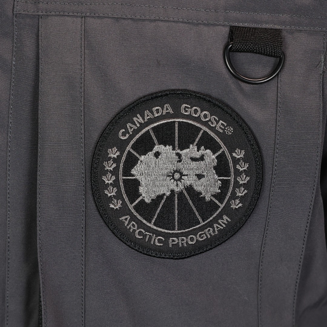 图片[6]-＃福利特价 Canada Goose Macculloch 血咒派克大衣 9512M 面料：采用这款采用了一种叫“Arctic Tech”面料技术，外层面料是84.5%的聚酯纤维15.5%棉，里料为100%棉纶，垫料为100%聚酯纤维。采用特殊材料和涂层的使用能在寒冷环境和气候下让您保持干爽温暖，搭配持久抗水表层，抗水、保暖、抗风，今年的面料全部重新定制，独家面料，只对比正品❗ 充绒：453g白鸭绒 含绒量80%，与正品一致❗ 承诺不跑绒。 狼毛：毛领采用的是进口西北郊狼毛，毫锋宽大，毛的色泽度很好，一体成型，拒绝拼接❗ 辅料：里布采用40D Nylon AC油性胶，单染5级牢度，胆布采用330T全涤，领口绒布采用原厂高密度丝光绒，舒适度很高，口袋布使用弹性高密度摇粒绒，触感柔软，今年的魔术贴全部采用进口的哑光材质，同步正品用料。 五金：门襟采用原厂YKK拉链，门襟哑光磨砂排扣1：1定制，大小尺寸光泽刻字清晰程度媲美原版，拉链再次升级，顺滑度以及使用体验感大大增强❗ 细节：胸口大鹅logo标，全新开发定制，对色对纱线材质，图案饱满且枫叶形状可对比正品原标，无差异。今年新款手臂口袋处无打枣设计，区别去年设计，区别市面看图做货版本。镭射防伪标1：1定制，激光防伪技术，领标与水洗标也全部按正版进行了重新的打版设计，区别看图做货版本。今年的版型也都重新开版设计，对比市面可知区别。 尺码：XS-XXL-选品中心