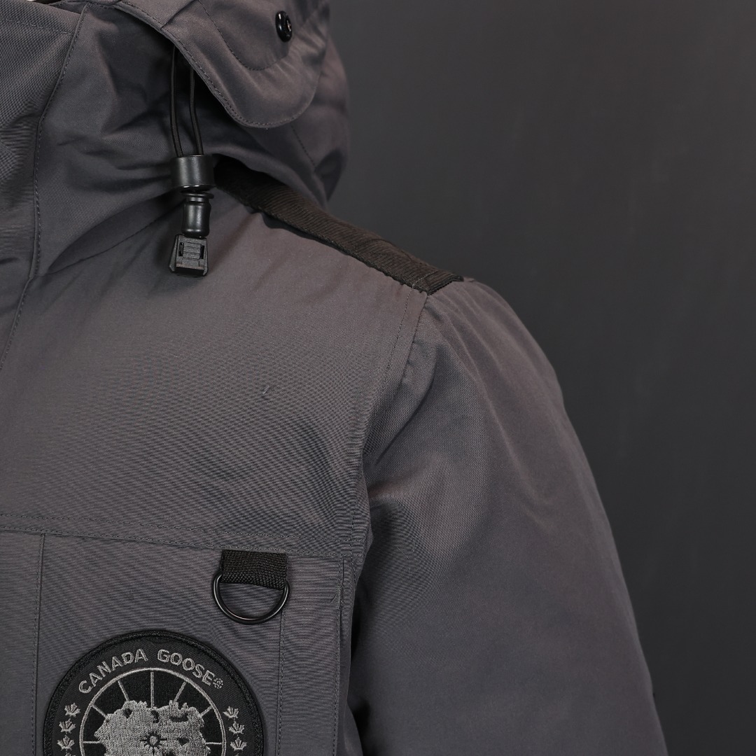 图片[5]-＃福利特价 Canada Goose Macculloch 血咒派克大衣 9512M 面料：采用这款采用了一种叫“Arctic Tech”面料技术，外层面料是84.5%的聚酯纤维15.5%棉，里料为100%棉纶，垫料为100%聚酯纤维。采用特殊材料和涂层的使用能在寒冷环境和气候下让您保持干爽温暖，搭配持久抗水表层，抗水、保暖、抗风，今年的面料全部重新定制，独家面料，只对比正品❗ 充绒：453g白鸭绒 含绒量80%，与正品一致❗ 承诺不跑绒。 狼毛：毛领采用的是进口西北郊狼毛，毫锋宽大，毛的色泽度很好，一体成型，拒绝拼接❗ 辅料：里布采用40D Nylon AC油性胶，单染5级牢度，胆布采用330T全涤，领口绒布采用原厂高密度丝光绒，舒适度很高，口袋布使用弹性高密度摇粒绒，触感柔软，今年的魔术贴全部采用进口的哑光材质，同步正品用料。 五金：门襟采用原厂YKK拉链，门襟哑光磨砂排扣1：1定制，大小尺寸光泽刻字清晰程度媲美原版，拉链再次升级，顺滑度以及使用体验感大大增强❗ 细节：胸口大鹅logo标，全新开发定制，对色对纱线材质，图案饱满且枫叶形状可对比正品原标，无差异。今年新款手臂口袋处无打枣设计，区别去年设计，区别市面看图做货版本。镭射防伪标1：1定制，激光防伪技术，领标与水洗标也全部按正版进行了重新的打版设计，区别看图做货版本。今年的版型也都重新开版设计，对比市面可知区别。 尺码：XS-XXL-选品中心