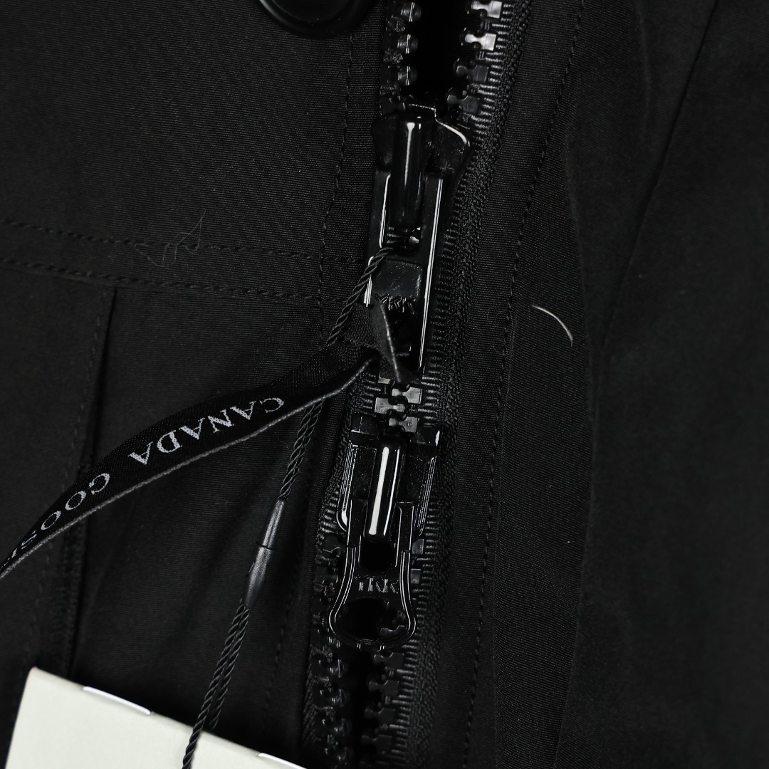 图片[4]-＃福利特价 Canada Goose Macculloch 血咒派克大衣 9512M 面料：采用这款采用了一种叫“Arctic Tech”面料技术，外层面料是84.5%的聚酯纤维15.5%棉，里料为100%棉纶，垫料为100%聚酯纤维。采用特殊材料和涂层的使用能在寒冷环境和气候下让您保持干爽温暖，搭配持久抗水表层，抗水、保暖、抗风，今年的面料全部重新定制，独家面料，只对比正品❗ 充绒：453g白鸭绒 含绒量80%，与正品一致❗ 承诺不跑绒。 狼毛：毛领采用的是进口西北郊狼毛，毫锋宽大，毛的色泽度很好，一体成型，拒绝拼接❗ 辅料：里布采用40D Nylon AC油性胶，单染5级牢度，胆布采用330T全涤，领口绒布采用原厂高密度丝光绒，舒适度很高，口袋布使用弹性高密度摇粒绒，触感柔软，今年的魔术贴全部采用进口的哑光材质，同步正品用料。 五金：门襟采用原厂YKK拉链，门襟哑光磨砂排扣1：1定制，大小尺寸光泽刻字清晰程度媲美原版，拉链再次升级，顺滑度以及使用体验感大大增强❗ 细节：胸口大鹅logo标，全新开发定制，对色对纱线材质，图案饱满且枫叶形状可对比正品原标，无差异。今年新款手臂口袋处无打枣设计，区别去年设计，区别市面看图做货版本。镭射防伪标1：1定制，激光防伪技术，领标与水洗标也全部按正版进行了重新的打版设计，区别看图做货版本。今年的版型也都重新开版设计，对比市面可知区别。 尺码：XS-XXL-选品中心