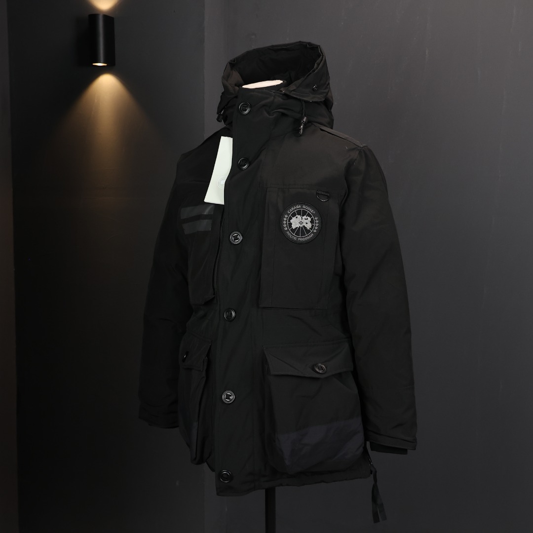 图片[2]-＃福利特价 Canada Goose Macculloch 血咒派克大衣 9512M 面料：采用这款采用了一种叫“Arctic Tech”面料技术，外层面料是84.5%的聚酯纤维15.5%棉，里料为100%棉纶，垫料为100%聚酯纤维。采用特殊材料和涂层的使用能在寒冷环境和气候下让您保持干爽温暖，搭配持久抗水表层，抗水、保暖、抗风，今年的面料全部重新定制，独家面料，只对比正品❗ 充绒：453g白鸭绒 含绒量80%，与正品一致❗ 承诺不跑绒。 狼毛：毛领采用的是进口西北郊狼毛，毫锋宽大，毛的色泽度很好，一体成型，拒绝拼接❗ 辅料：里布采用40D Nylon AC油性胶，单染5级牢度，胆布采用330T全涤，领口绒布采用原厂高密度丝光绒，舒适度很高，口袋布使用弹性高密度摇粒绒，触感柔软，今年的魔术贴全部采用进口的哑光材质，同步正品用料。 五金：门襟采用原厂YKK拉链，门襟哑光磨砂排扣1：1定制，大小尺寸光泽刻字清晰程度媲美原版，拉链再次升级，顺滑度以及使用体验感大大增强❗ 细节：胸口大鹅logo标，全新开发定制，对色对纱线材质，图案饱满且枫叶形状可对比正品原标，无差异。今年新款手臂口袋处无打枣设计，区别去年设计，区别市面看图做货版本。镭射防伪标1：1定制，激光防伪技术，领标与水洗标也全部按正版进行了重新的打版设计，区别看图做货版本。今年的版型也都重新开版设计，对比市面可知区别。 尺码：XS-XXL-选品中心