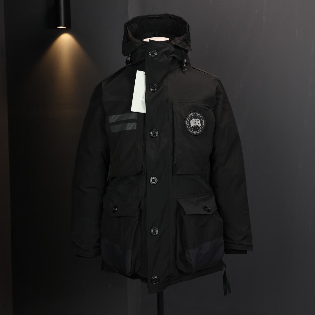 ＃福利特价 Canada Goose Macculloch 血咒派克大衣 9512M 面料：采用这款采用了一种叫“Arctic Tech”面料技术，外层面料是84.5%的聚酯纤维15.5%棉，里料为100%棉纶，垫料为100%聚酯纤维。采用特殊材料和涂层的使用能在寒冷环境和气候下让您保持干爽温暖，搭配持久抗水表层，抗水、保暖、抗风，今年的面料全部重新定制，独家面料，只对比正品❗ 充绒：453g白鸭绒 含绒量80%，与正品一致❗ 承诺不跑绒。 狼毛：毛领采用的是进口西北郊狼毛，毫锋宽大，毛的色泽度很好，一体成型，拒绝拼接❗ 辅料：里布采用40D Nylon AC油性胶，单染5级牢度，胆布采用330T全涤，领口绒布采用原厂高密度丝光绒，舒适度很高，口袋布使用弹性高密度摇粒绒，触感柔软，今年的魔术贴全部采用进口的哑光材质，同步正品用料。 五金：门襟采用原厂YKK拉链，门襟哑光磨砂排扣1：1定制，大小尺寸光泽刻字清晰程度媲美原版，拉链再次升级，顺滑度以及使用体验感大大增强❗ 细节：胸口大鹅logo标，全新开发定制，对色对纱线材质，图案饱满且枫叶形状可对比正品原标，无差异。今年新款手臂口袋处无打枣设计，区别去年设计，区别市面看图做货版本。镭射防伪标1：1定制，激光防伪技术，领标与水洗标也全部按正版进行了重新的打版设计，区别看图做货版本。今年的版型也都重新开版设计，对比市面可知区别。 尺码：XS-XXL-选品中心