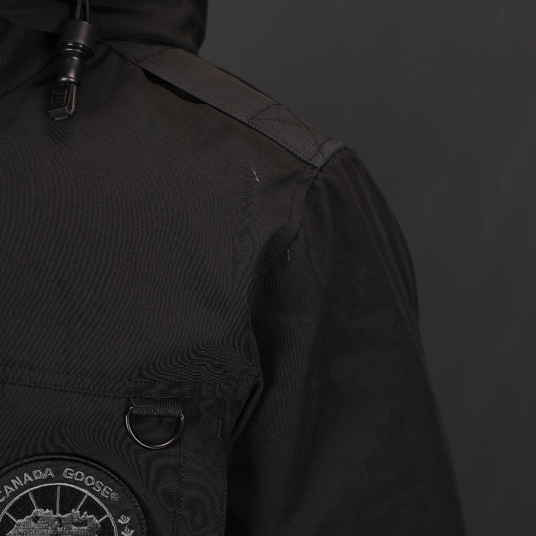 图片[5]-＃福利特价 Canada Goose Macculloch 血咒派克大衣 9512M 面料：采用这款采用了一种叫“Arctic Tech”面料技术，外层面料是84.5%的聚酯纤维15.5%棉，里料为100%棉纶，垫料为100%聚酯纤维。采用特殊材料和涂层的使用能在寒冷环境和气候下让您保持干爽温暖，搭配持久抗水表层，抗水、保暖、抗风，今年的面料全部重新定制，独家面料，只对比正品❗ 充绒：453g白鸭绒 含绒量80%，与正品一致❗ 承诺不跑绒。 狼毛：毛领采用的是进口西北郊狼毛，毫锋宽大，毛的色泽度很好，一体成型，拒绝拼接❗ 辅料：里布采用40D Nylon AC油性胶，单染5级牢度，胆布采用330T全涤，领口绒布采用原厂高密度丝光绒，舒适度很高，口袋布使用弹性高密度摇粒绒，触感柔软，今年的魔术贴全部采用进口的哑光材质，同步正品用料。 五金：门襟采用原厂YKK拉链，门襟哑光磨砂排扣1：1定制，大小尺寸光泽刻字清晰程度媲美原版，拉链再次升级，顺滑度以及使用体验感大大增强❗ 细节：胸口大鹅logo标，全新开发定制，对色对纱线材质，图案饱满且枫叶形状可对比正品原标，无差异。今年新款手臂口袋处无打枣设计，区别去年设计，区别市面看图做货版本。镭射防伪标1：1定制，激光防伪技术，领标与水洗标也全部按正版进行了重新的打版设计，区别看图做货版本。今年的版型也都重新开版设计，对比市面可知区别。 尺码：XS-XXL-选品中心