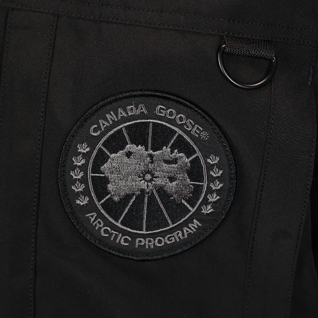 图片[6]-＃福利特价 Canada Goose Macculloch 血咒派克大衣 9512M 面料：采用这款采用了一种叫“Arctic Tech”面料技术，外层面料是84.5%的聚酯纤维15.5%棉，里料为100%棉纶，垫料为100%聚酯纤维。采用特殊材料和涂层的使用能在寒冷环境和气候下让您保持干爽温暖，搭配持久抗水表层，抗水、保暖、抗风，今年的面料全部重新定制，独家面料，只对比正品❗ 充绒：453g白鸭绒 含绒量80%，与正品一致❗ 承诺不跑绒。 狼毛：毛领采用的是进口西北郊狼毛，毫锋宽大，毛的色泽度很好，一体成型，拒绝拼接❗ 辅料：里布采用40D Nylon AC油性胶，单染5级牢度，胆布采用330T全涤，领口绒布采用原厂高密度丝光绒，舒适度很高，口袋布使用弹性高密度摇粒绒，触感柔软，今年的魔术贴全部采用进口的哑光材质，同步正品用料。 五金：门襟采用原厂YKK拉链，门襟哑光磨砂排扣1：1定制，大小尺寸光泽刻字清晰程度媲美原版，拉链再次升级，顺滑度以及使用体验感大大增强❗ 细节：胸口大鹅logo标，全新开发定制，对色对纱线材质，图案饱满且枫叶形状可对比正品原标，无差异。今年新款手臂口袋处无打枣设计，区别去年设计，区别市面看图做货版本。镭射防伪标1：1定制，激光防伪技术，领标与水洗标也全部按正版进行了重新的打版设计，区别看图做货版本。今年的版型也都重新开版设计，对比市面可知区别。 尺码：XS-XXL-选品中心