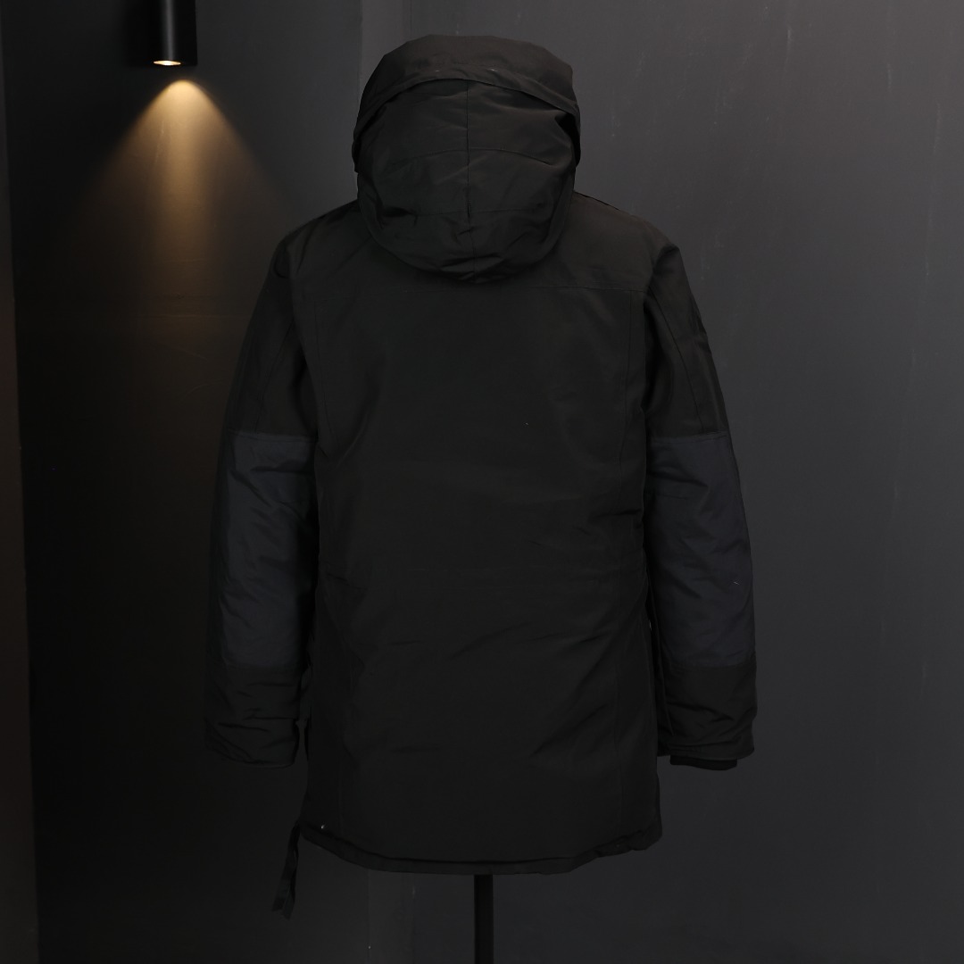 图片[3]-＃福利特价 Canada Goose Macculloch 血咒派克大衣 9512M 面料：采用这款采用了一种叫“Arctic Tech”面料技术，外层面料是84.5%的聚酯纤维15.5%棉，里料为100%棉纶，垫料为100%聚酯纤维。采用特殊材料和涂层的使用能在寒冷环境和气候下让您保持干爽温暖，搭配持久抗水表层，抗水、保暖、抗风，今年的面料全部重新定制，独家面料，只对比正品❗ 充绒：453g白鸭绒 含绒量80%，与正品一致❗ 承诺不跑绒。 狼毛：毛领采用的是进口西北郊狼毛，毫锋宽大，毛的色泽度很好，一体成型，拒绝拼接❗ 辅料：里布采用40D Nylon AC油性胶，单染5级牢度，胆布采用330T全涤，领口绒布采用原厂高密度丝光绒，舒适度很高，口袋布使用弹性高密度摇粒绒，触感柔软，今年的魔术贴全部采用进口的哑光材质，同步正品用料。 五金：门襟采用原厂YKK拉链，门襟哑光磨砂排扣1：1定制，大小尺寸光泽刻字清晰程度媲美原版，拉链再次升级，顺滑度以及使用体验感大大增强❗ 细节：胸口大鹅logo标，全新开发定制，对色对纱线材质，图案饱满且枫叶形状可对比正品原标，无差异。今年新款手臂口袋处无打枣设计，区别去年设计，区别市面看图做货版本。镭射防伪标1：1定制，激光防伪技术，领标与水洗标也全部按正版进行了重新的打版设计，区别看图做货版本。今年的版型也都重新开版设计，对比市面可知区别。 尺码：XS-XXL-选品中心