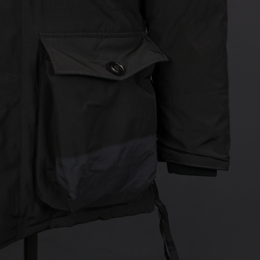 图片[7]-＃福利特价 Canada Goose Macculloch 血咒派克大衣 9512M 面料：采用这款采用了一种叫“Arctic Tech”面料技术，外层面料是84.5%的聚酯纤维15.5%棉，里料为100%棉纶，垫料为100%聚酯纤维。采用特殊材料和涂层的使用能在寒冷环境和气候下让您保持干爽温暖，搭配持久抗水表层，抗水、保暖、抗风，今年的面料全部重新定制，独家面料，只对比正品❗ 充绒：453g白鸭绒 含绒量80%，与正品一致❗ 承诺不跑绒。 狼毛：毛领采用的是进口西北郊狼毛，毫锋宽大，毛的色泽度很好，一体成型，拒绝拼接❗ 辅料：里布采用40D Nylon AC油性胶，单染5级牢度，胆布采用330T全涤，领口绒布采用原厂高密度丝光绒，舒适度很高，口袋布使用弹性高密度摇粒绒，触感柔软，今年的魔术贴全部采用进口的哑光材质，同步正品用料。 五金：门襟采用原厂YKK拉链，门襟哑光磨砂排扣1：1定制，大小尺寸光泽刻字清晰程度媲美原版，拉链再次升级，顺滑度以及使用体验感大大增强❗ 细节：胸口大鹅logo标，全新开发定制，对色对纱线材质，图案饱满且枫叶形状可对比正品原标，无差异。今年新款手臂口袋处无打枣设计，区别去年设计，区别市面看图做货版本。镭射防伪标1：1定制，激光防伪技术，领标与水洗标也全部按正版进行了重新的打版设计，区别看图做货版本。今年的版型也都重新开版设计，对比市面可知区别。 尺码：XS-XXL-选品中心