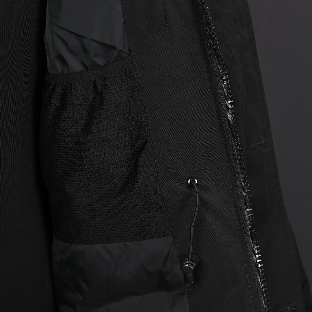 图片[8]-＃福利特价 Canada Goose Macculloch 血咒派克大衣 9512M 面料：采用这款采用了一种叫“Arctic Tech”面料技术，外层面料是84.5%的聚酯纤维15.5%棉，里料为100%棉纶，垫料为100%聚酯纤维。采用特殊材料和涂层的使用能在寒冷环境和气候下让您保持干爽温暖，搭配持久抗水表层，抗水、保暖、抗风，今年的面料全部重新定制，独家面料，只对比正品❗ 充绒：453g白鸭绒 含绒量80%，与正品一致❗ 承诺不跑绒。 狼毛：毛领采用的是进口西北郊狼毛，毫锋宽大，毛的色泽度很好，一体成型，拒绝拼接❗ 辅料：里布采用40D Nylon AC油性胶，单染5级牢度，胆布采用330T全涤，领口绒布采用原厂高密度丝光绒，舒适度很高，口袋布使用弹性高密度摇粒绒，触感柔软，今年的魔术贴全部采用进口的哑光材质，同步正品用料。 五金：门襟采用原厂YKK拉链，门襟哑光磨砂排扣1：1定制，大小尺寸光泽刻字清晰程度媲美原版，拉链再次升级，顺滑度以及使用体验感大大增强❗ 细节：胸口大鹅logo标，全新开发定制，对色对纱线材质，图案饱满且枫叶形状可对比正品原标，无差异。今年新款手臂口袋处无打枣设计，区别去年设计，区别市面看图做货版本。镭射防伪标1：1定制，激光防伪技术，领标与水洗标也全部按正版进行了重新的打版设计，区别看图做货版本。今年的版型也都重新开版设计，对比市面可知区别。 尺码：XS-XXL-选品中心