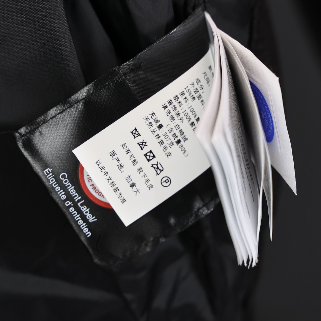 图片[9]-＃福利特价 Canada Goose Macculloch 血咒派克大衣 9512M 面料：采用这款采用了一种叫“Arctic Tech”面料技术，外层面料是84.5%的聚酯纤维15.5%棉，里料为100%棉纶，垫料为100%聚酯纤维。采用特殊材料和涂层的使用能在寒冷环境和气候下让您保持干爽温暖，搭配持久抗水表层，抗水、保暖、抗风，今年的面料全部重新定制，独家面料，只对比正品❗ 充绒：453g白鸭绒 含绒量80%，与正品一致❗ 承诺不跑绒。 狼毛：毛领采用的是进口西北郊狼毛，毫锋宽大，毛的色泽度很好，一体成型，拒绝拼接❗ 辅料：里布采用40D Nylon AC油性胶，单染5级牢度，胆布采用330T全涤，领口绒布采用原厂高密度丝光绒，舒适度很高，口袋布使用弹性高密度摇粒绒，触感柔软，今年的魔术贴全部采用进口的哑光材质，同步正品用料。 五金：门襟采用原厂YKK拉链，门襟哑光磨砂排扣1：1定制，大小尺寸光泽刻字清晰程度媲美原版，拉链再次升级，顺滑度以及使用体验感大大增强❗ 细节：胸口大鹅logo标，全新开发定制，对色对纱线材质，图案饱满且枫叶形状可对比正品原标，无差异。今年新款手臂口袋处无打枣设计，区别去年设计，区别市面看图做货版本。镭射防伪标1：1定制，激光防伪技术，领标与水洗标也全部按正版进行了重新的打版设计，区别看图做货版本。今年的版型也都重新开版设计，对比市面可知区别。 尺码：XS-XXL-选品中心
