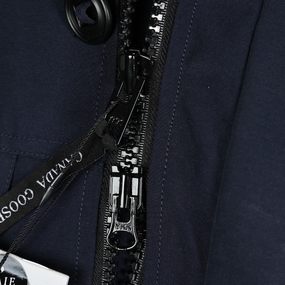 图片[4]-＃福利特价 Canada Goose Macculloch 血咒派克大衣 9512M 面料：采用这款采用了一种叫“Arctic Tech”面料技术，外层面料是84.5%的聚酯纤维15.5%棉，里料为100%棉纶，垫料为100%聚酯纤维。采用特殊材料和涂层的使用能在寒冷环境和气候下让您保持干爽温暖，搭配持久抗水表层，抗水、保暖、抗风，今年的面料全部重新定制，独家面料，只对比正品❗ 充绒：453g白鸭绒 含绒量80%，与正品一致❗ 承诺不跑绒。 狼毛：毛领采用的是进口西北郊狼毛，毫锋宽大，毛的色泽度很好，一体成型，拒绝拼接❗ 辅料：里布采用40D Nylon AC油性胶，单染5级牢度，胆布采用330T全涤，领口绒布采用原厂高密度丝光绒，舒适度很高，口袋布使用弹性高密度摇粒绒，触感柔软，今年的魔术贴全部采用进口的哑光材质，同步正品用料。 五金：门襟采用原厂YKK拉链，门襟哑光磨砂排扣1：1定制，大小尺寸光泽刻字清晰程度媲美原版，拉链再次升级，顺滑度以及使用体验感大大增强❗ 细节：胸口大鹅logo标，全新开发定制，对色对纱线材质，图案饱满且枫叶形状可对比正品原标，无差异。今年新款手臂口袋处无打枣设计，区别去年设计，区别市面看图做货版本。镭射防伪标1：1定制，激光防伪技术，领标与水洗标也全部按正版进行了重新的打版设计，区别看图做货版本。今年的版型也都重新开版设计，对比市面可知区别。 尺码：XS-XXL-选品中心
