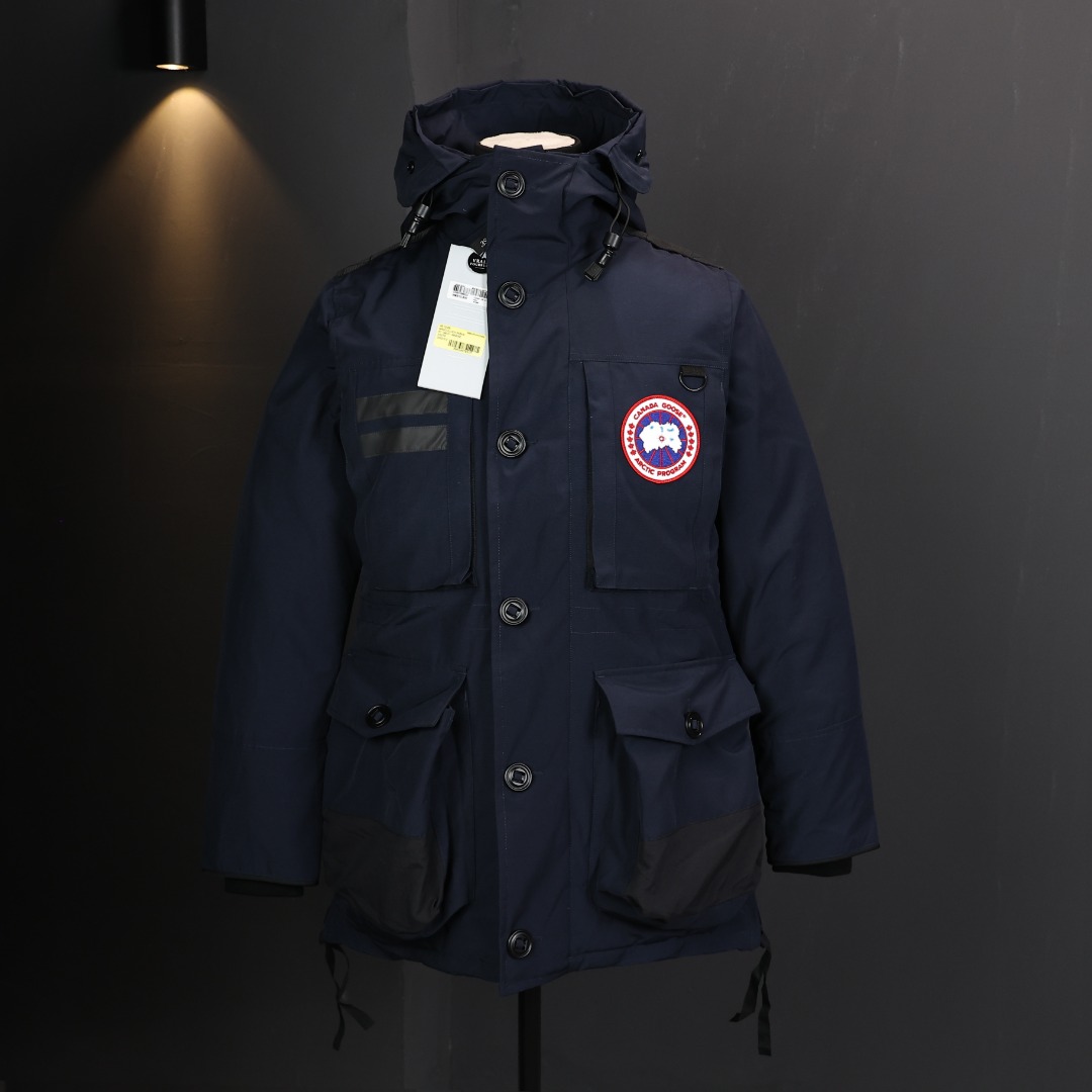 ＃福利特价 Canada Goose Macculloch 血咒派克大衣 9512M 面料：采用这款采用了一种叫“Arctic Tech”面料技术，外层面料是84.5%的聚酯纤维15.5%棉，里料为100%棉纶，垫料为100%聚酯纤维。采用特殊材料和涂层的使用能在寒冷环境和气候下让您保持干爽温暖，搭配持久抗水表层，抗水、保暖、抗风，今年的面料全部重新定制，独家面料，只对比正品❗ 充绒：453g白鸭绒 含绒量80%，与正品一致❗ 承诺不跑绒。 狼毛：毛领采用的是进口西北郊狼毛，毫锋宽大，毛的色泽度很好，一体成型，拒绝拼接❗ 辅料：里布采用40D Nylon AC油性胶，单染5级牢度，胆布采用330T全涤，领口绒布采用原厂高密度丝光绒，舒适度很高，口袋布使用弹性高密度摇粒绒，触感柔软，今年的魔术贴全部采用进口的哑光材质，同步正品用料。 五金：门襟采用原厂YKK拉链，门襟哑光磨砂排扣1：1定制，大小尺寸光泽刻字清晰程度媲美原版，拉链再次升级，顺滑度以及使用体验感大大增强❗ 细节：胸口大鹅logo标，全新开发定制，对色对纱线材质，图案饱满且枫叶形状可对比正品原标，无差异。今年新款手臂口袋处无打枣设计，区别去年设计，区别市面看图做货版本。镭射防伪标1：1定制，激光防伪技术，领标与水洗标也全部按正版进行了重新的打版设计，区别看图做货版本。今年的版型也都重新开版设计，对比市面可知区别。 尺码：XS-XXL-选品中心