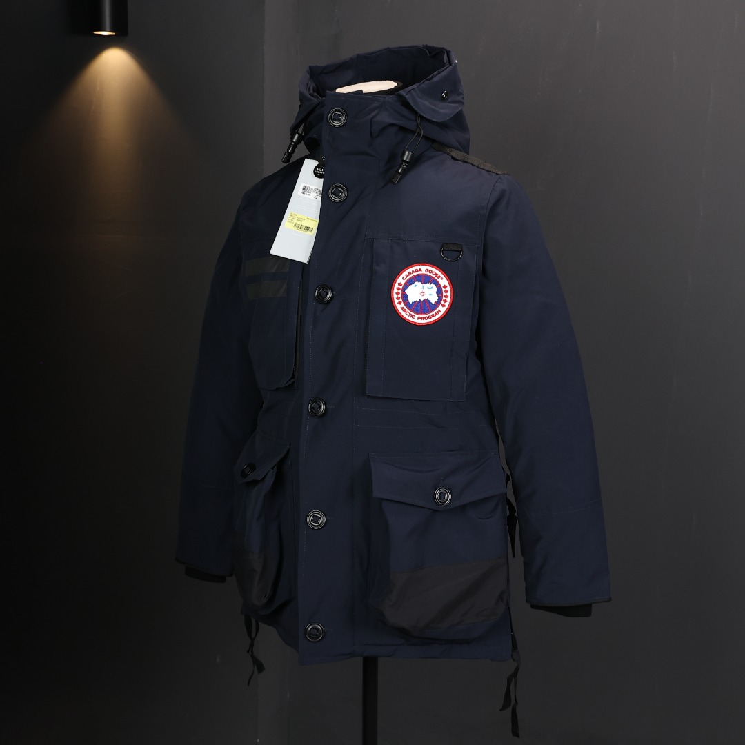 图片[2]-＃福利特价 Canada Goose Macculloch 血咒派克大衣 9512M 面料：采用这款采用了一种叫“Arctic Tech”面料技术，外层面料是84.5%的聚酯纤维15.5%棉，里料为100%棉纶，垫料为100%聚酯纤维。采用特殊材料和涂层的使用能在寒冷环境和气候下让您保持干爽温暖，搭配持久抗水表层，抗水、保暖、抗风，今年的面料全部重新定制，独家面料，只对比正品❗ 充绒：453g白鸭绒 含绒量80%，与正品一致❗ 承诺不跑绒。 狼毛：毛领采用的是进口西北郊狼毛，毫锋宽大，毛的色泽度很好，一体成型，拒绝拼接❗ 辅料：里布采用40D Nylon AC油性胶，单染5级牢度，胆布采用330T全涤，领口绒布采用原厂高密度丝光绒，舒适度很高，口袋布使用弹性高密度摇粒绒，触感柔软，今年的魔术贴全部采用进口的哑光材质，同步正品用料。 五金：门襟采用原厂YKK拉链，门襟哑光磨砂排扣1：1定制，大小尺寸光泽刻字清晰程度媲美原版，拉链再次升级，顺滑度以及使用体验感大大增强❗ 细节：胸口大鹅logo标，全新开发定制，对色对纱线材质，图案饱满且枫叶形状可对比正品原标，无差异。今年新款手臂口袋处无打枣设计，区别去年设计，区别市面看图做货版本。镭射防伪标1：1定制，激光防伪技术，领标与水洗标也全部按正版进行了重新的打版设计，区别看图做货版本。今年的版型也都重新开版设计，对比市面可知区别。 尺码：XS-XXL-选品中心