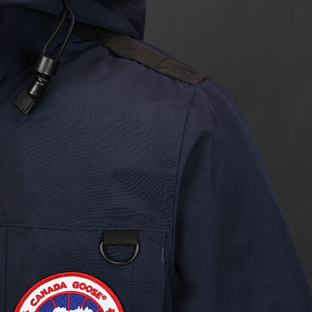 图片[5]-＃福利特价 Canada Goose Macculloch 血咒派克大衣 9512M 面料：采用这款采用了一种叫“Arctic Tech”面料技术，外层面料是84.5%的聚酯纤维15.5%棉，里料为100%棉纶，垫料为100%聚酯纤维。采用特殊材料和涂层的使用能在寒冷环境和气候下让您保持干爽温暖，搭配持久抗水表层，抗水、保暖、抗风，今年的面料全部重新定制，独家面料，只对比正品❗ 充绒：453g白鸭绒 含绒量80%，与正品一致❗ 承诺不跑绒。 狼毛：毛领采用的是进口西北郊狼毛，毫锋宽大，毛的色泽度很好，一体成型，拒绝拼接❗ 辅料：里布采用40D Nylon AC油性胶，单染5级牢度，胆布采用330T全涤，领口绒布采用原厂高密度丝光绒，舒适度很高，口袋布使用弹性高密度摇粒绒，触感柔软，今年的魔术贴全部采用进口的哑光材质，同步正品用料。 五金：门襟采用原厂YKK拉链，门襟哑光磨砂排扣1：1定制，大小尺寸光泽刻字清晰程度媲美原版，拉链再次升级，顺滑度以及使用体验感大大增强❗ 细节：胸口大鹅logo标，全新开发定制，对色对纱线材质，图案饱满且枫叶形状可对比正品原标，无差异。今年新款手臂口袋处无打枣设计，区别去年设计，区别市面看图做货版本。镭射防伪标1：1定制，激光防伪技术，领标与水洗标也全部按正版进行了重新的打版设计，区别看图做货版本。今年的版型也都重新开版设计，对比市面可知区别。 尺码：XS-XXL-选品中心