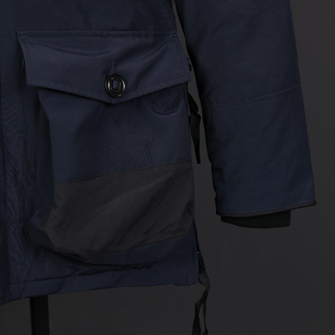 图片[7]-＃福利特价 Canada Goose Macculloch 血咒派克大衣 9512M 面料：采用这款采用了一种叫“Arctic Tech”面料技术，外层面料是84.5%的聚酯纤维15.5%棉，里料为100%棉纶，垫料为100%聚酯纤维。采用特殊材料和涂层的使用能在寒冷环境和气候下让您保持干爽温暖，搭配持久抗水表层，抗水、保暖、抗风，今年的面料全部重新定制，独家面料，只对比正品❗ 充绒：453g白鸭绒 含绒量80%，与正品一致❗ 承诺不跑绒。 狼毛：毛领采用的是进口西北郊狼毛，毫锋宽大，毛的色泽度很好，一体成型，拒绝拼接❗ 辅料：里布采用40D Nylon AC油性胶，单染5级牢度，胆布采用330T全涤，领口绒布采用原厂高密度丝光绒，舒适度很高，口袋布使用弹性高密度摇粒绒，触感柔软，今年的魔术贴全部采用进口的哑光材质，同步正品用料。 五金：门襟采用原厂YKK拉链，门襟哑光磨砂排扣1：1定制，大小尺寸光泽刻字清晰程度媲美原版，拉链再次升级，顺滑度以及使用体验感大大增强❗ 细节：胸口大鹅logo标，全新开发定制，对色对纱线材质，图案饱满且枫叶形状可对比正品原标，无差异。今年新款手臂口袋处无打枣设计，区别去年设计，区别市面看图做货版本。镭射防伪标1：1定制，激光防伪技术，领标与水洗标也全部按正版进行了重新的打版设计，区别看图做货版本。今年的版型也都重新开版设计，对比市面可知区别。 尺码：XS-XXL-选品中心