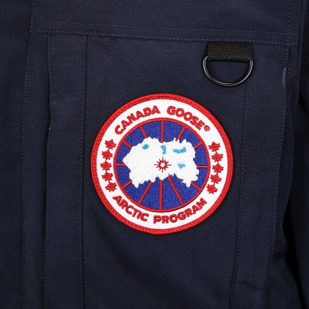 图片[6]-＃福利特价 Canada Goose Macculloch 血咒派克大衣 9512M 面料：采用这款采用了一种叫“Arctic Tech”面料技术，外层面料是84.5%的聚酯纤维15.5%棉，里料为100%棉纶，垫料为100%聚酯纤维。采用特殊材料和涂层的使用能在寒冷环境和气候下让您保持干爽温暖，搭配持久抗水表层，抗水、保暖、抗风，今年的面料全部重新定制，独家面料，只对比正品❗ 充绒：453g白鸭绒 含绒量80%，与正品一致❗ 承诺不跑绒。 狼毛：毛领采用的是进口西北郊狼毛，毫锋宽大，毛的色泽度很好，一体成型，拒绝拼接❗ 辅料：里布采用40D Nylon AC油性胶，单染5级牢度，胆布采用330T全涤，领口绒布采用原厂高密度丝光绒，舒适度很高，口袋布使用弹性高密度摇粒绒，触感柔软，今年的魔术贴全部采用进口的哑光材质，同步正品用料。 五金：门襟采用原厂YKK拉链，门襟哑光磨砂排扣1：1定制，大小尺寸光泽刻字清晰程度媲美原版，拉链再次升级，顺滑度以及使用体验感大大增强❗ 细节：胸口大鹅logo标，全新开发定制，对色对纱线材质，图案饱满且枫叶形状可对比正品原标，无差异。今年新款手臂口袋处无打枣设计，区别去年设计，区别市面看图做货版本。镭射防伪标1：1定制，激光防伪技术，领标与水洗标也全部按正版进行了重新的打版设计，区别看图做货版本。今年的版型也都重新开版设计，对比市面可知区别。 尺码：XS-XXL-选品中心