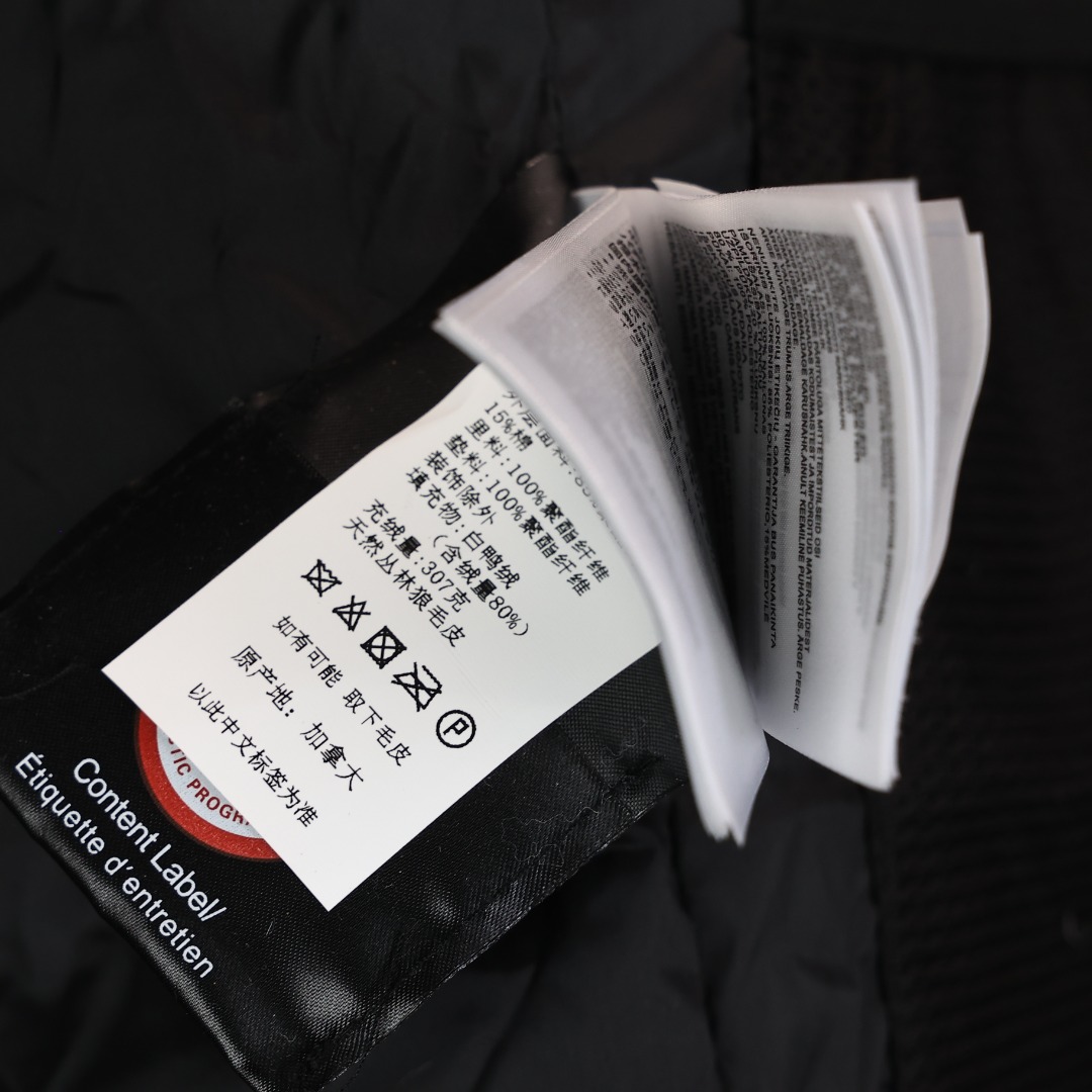图片[9]-＃福利特价 Canada Goose Macculloch 血咒派克大衣 9512M 面料：采用这款采用了一种叫“Arctic Tech”面料技术，外层面料是84.5%的聚酯纤维15.5%棉，里料为100%棉纶，垫料为100%聚酯纤维。采用特殊材料和涂层的使用能在寒冷环境和气候下让您保持干爽温暖，搭配持久抗水表层，抗水、保暖、抗风，今年的面料全部重新定制，独家面料，只对比正品❗ 充绒：453g白鸭绒 含绒量80%，与正品一致❗ 承诺不跑绒。 狼毛：毛领采用的是进口西北郊狼毛，毫锋宽大，毛的色泽度很好，一体成型，拒绝拼接❗ 辅料：里布采用40D Nylon AC油性胶，单染5级牢度，胆布采用330T全涤，领口绒布采用原厂高密度丝光绒，舒适度很高，口袋布使用弹性高密度摇粒绒，触感柔软，今年的魔术贴全部采用进口的哑光材质，同步正品用料。 五金：门襟采用原厂YKK拉链，门襟哑光磨砂排扣1：1定制，大小尺寸光泽刻字清晰程度媲美原版，拉链再次升级，顺滑度以及使用体验感大大增强❗ 细节：胸口大鹅logo标，全新开发定制，对色对纱线材质，图案饱满且枫叶形状可对比正品原标，无差异。今年新款手臂口袋处无打枣设计，区别去年设计，区别市面看图做货版本。镭射防伪标1：1定制，激光防伪技术，领标与水洗标也全部按正版进行了重新的打版设计，区别看图做货版本。今年的版型也都重新开版设计，对比市面可知区别。 尺码：XS-XXL-选品中心