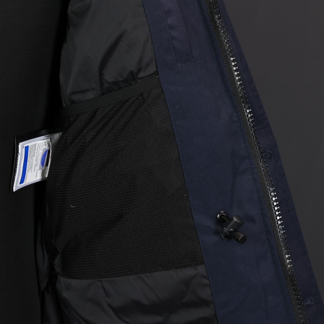 图片[8]-＃福利特价 Canada Goose Macculloch 血咒派克大衣 9512M 面料：采用这款采用了一种叫“Arctic Tech”面料技术，外层面料是84.5%的聚酯纤维15.5%棉，里料为100%棉纶，垫料为100%聚酯纤维。采用特殊材料和涂层的使用能在寒冷环境和气候下让您保持干爽温暖，搭配持久抗水表层，抗水、保暖、抗风，今年的面料全部重新定制，独家面料，只对比正品❗ 充绒：453g白鸭绒 含绒量80%，与正品一致❗ 承诺不跑绒。 狼毛：毛领采用的是进口西北郊狼毛，毫锋宽大，毛的色泽度很好，一体成型，拒绝拼接❗ 辅料：里布采用40D Nylon AC油性胶，单染5级牢度，胆布采用330T全涤，领口绒布采用原厂高密度丝光绒，舒适度很高，口袋布使用弹性高密度摇粒绒，触感柔软，今年的魔术贴全部采用进口的哑光材质，同步正品用料。 五金：门襟采用原厂YKK拉链，门襟哑光磨砂排扣1：1定制，大小尺寸光泽刻字清晰程度媲美原版，拉链再次升级，顺滑度以及使用体验感大大增强❗ 细节：胸口大鹅logo标，全新开发定制，对色对纱线材质，图案饱满且枫叶形状可对比正品原标，无差异。今年新款手臂口袋处无打枣设计，区别去年设计，区别市面看图做货版本。镭射防伪标1：1定制，激光防伪技术，领标与水洗标也全部按正版进行了重新的打版设计，区别看图做货版本。今年的版型也都重新开版设计，对比市面可知区别。 尺码：XS-XXL-选品中心