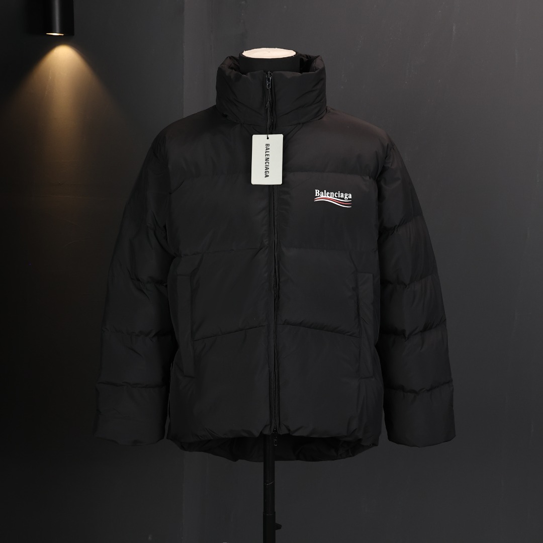 ＃暖冬福利 BALENCIAGA/巴黎世家 BLCG 可乐海浪纹羽绒服 男女同款，OS版型，好穿到一年四季都可拥有，面料优选50D加密防水透气膜 ，90%纯白白鸭绒，充绒量260-305G， 轻薄柔软 ，更具保暖性，有非常优秀的蓬松度，不钻绒 ，廓形优美 更百搭，保暖时尚两不误，彰显不凡气质。 尺码：36 38 40 42 44 颜色：黑色 白色-选品中心