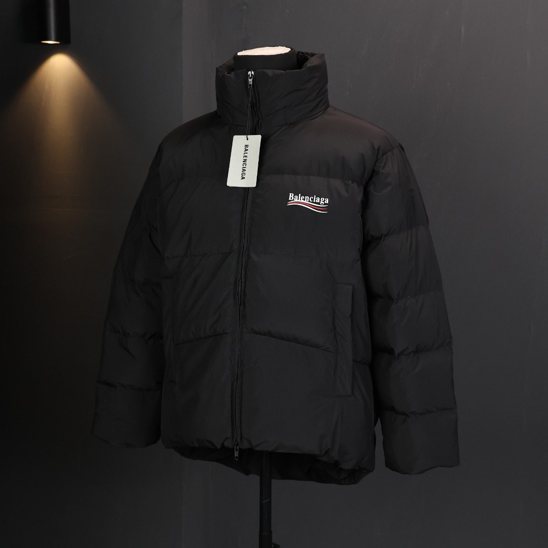 图片[2]-＃暖冬福利 BALENCIAGA/巴黎世家 BLCG 可乐海浪纹羽绒服 男女同款，OS版型，好穿到一年四季都可拥有，面料优选50D加密防水透气膜 ，90%纯白白鸭绒，充绒量260-305G， 轻薄柔软 ，更具保暖性，有非常优秀的蓬松度，不钻绒 ，廓形优美 更百搭，保暖时尚两不误，彰显不凡气质。 尺码：36 38 40 42 44 颜色：黑色 白色-选品中心