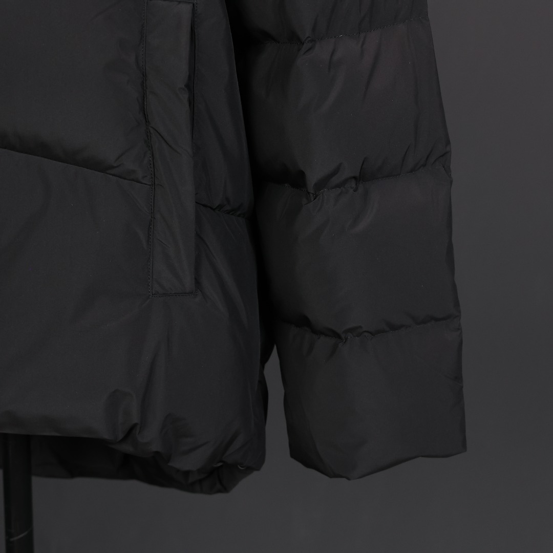 图片[6]-＃暖冬福利 BALENCIAGA/巴黎世家 BLCG 可乐海浪纹羽绒服 男女同款，OS版型，好穿到一年四季都可拥有，面料优选50D加密防水透气膜 ，90%纯白白鸭绒，充绒量260-305G， 轻薄柔软 ，更具保暖性，有非常优秀的蓬松度，不钻绒 ，廓形优美 更百搭，保暖时尚两不误，彰显不凡气质。 尺码：36 38 40 42 44 颜色：黑色 白色-选品中心